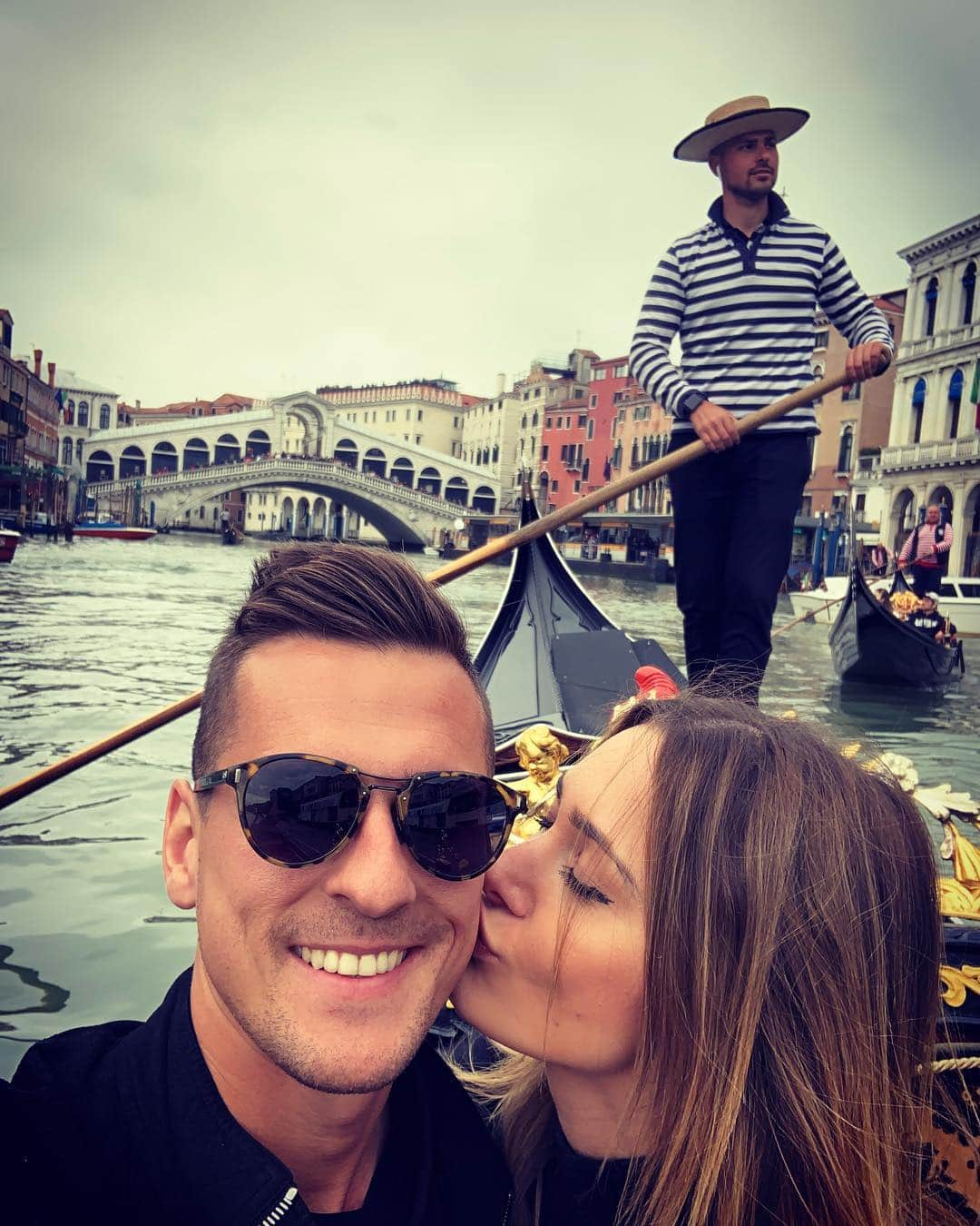 アルカディウシュ・ミリクのインスタグラム：「Na gondoli na gondoli jakaś para się całuje 🎶 😂😂😂 Some couple kiss in gondola 😂😂😂 Un bacio in gondola 😂😂😂」