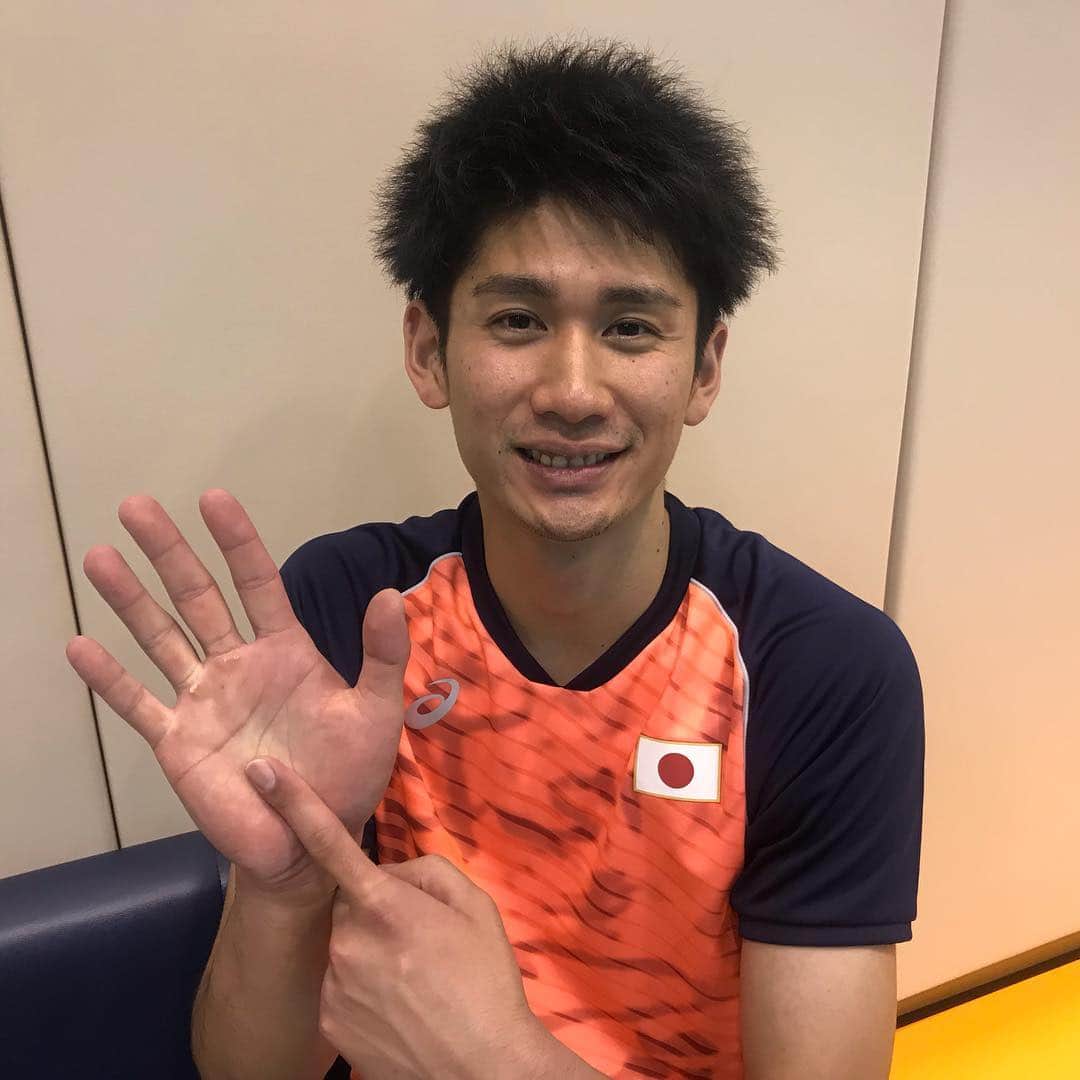 フジテレビ★バレーボールさんのインスタグラム写真 - (フジテレビ★バレーボールInstagram)「男子日本代表の合宿が今日から始まりました💪 ネーションズリーグ、アジア選手権、そしてワールドカップと戦っていくチームがここから始まります🤩 どの選手も気合十分‼️ そんな中、合宿初日にして、平成最後のこの日に誕生日を迎えた選手が☺️ 髙野直哉選手です😋✌️ ２６歳になりましたのポーズ😎 令和と共にギアアップし、今年のワールドカップで活躍することが東京オリンピックに繋がると想いを話してくれましたよ〜😆 みんなでお祝いしましょう😉✨ #バレーボール  #髙野直哉 選手 #お誕生日おめでとうございます」4月30日 22時01分 - fujitv_volleyball