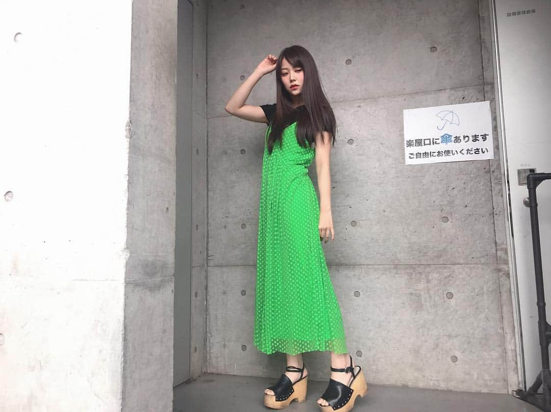 白間美瑠さんのインスタグラム写真 - (白間美瑠Instagram)「昨日、今日！ 握手会ありがとうございました🥰  平成最後の握手会だったー💨 令和もよろしくお願いします！！ #私服るん #ゴーヤるん #にぎにぎ会」4月30日 22時01分 - shiro36run