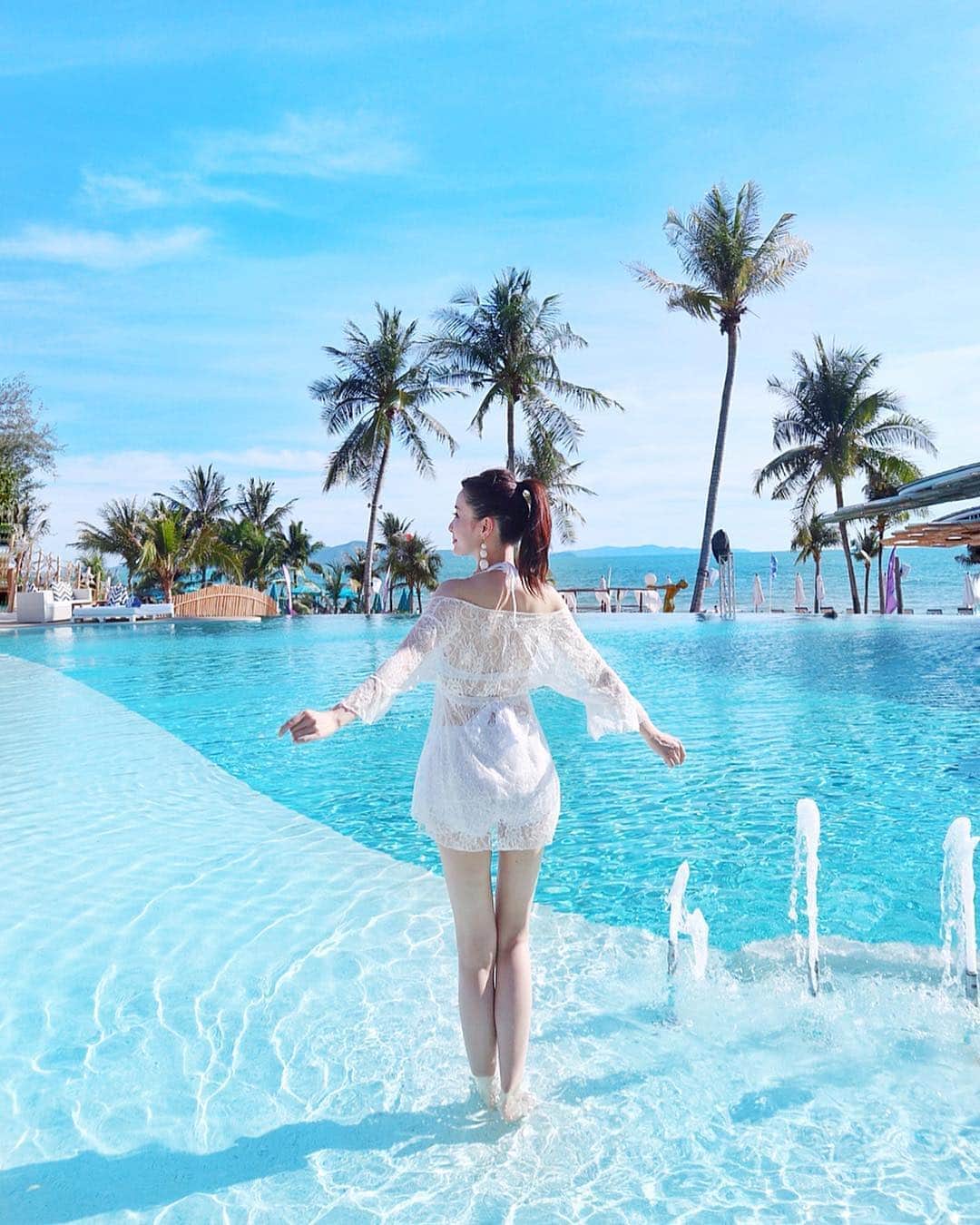 のインスタグラム：「⚓️🏖👙💕✨﻿ ﻿ タイに来ています😍﻿ ﻿ 今日はバンコクから少し遠出して﻿ パタヤのビーチが見渡せる素敵なレストランに❤️﻿ ﻿ 久々の南国が嬉しい🏝まだまだ楽しむぞ〜❣️﻿ ﻿ #thai #thaitrip #Pattaya #beach #タイ #タイ旅行 #パタヤ #海 #GW  #cafedelmar #resort #リゾート #リゾートコーデ #trip #旅 #pool #poolside #マリンコーデ #ビキニコーデ #bikini #海外 #海外旅行」