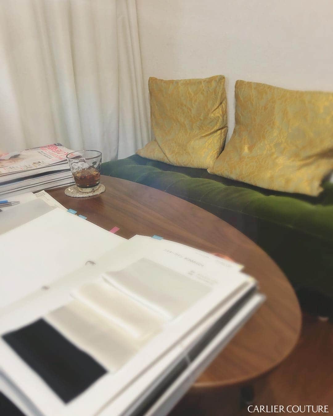 のインスタグラム：「. 【Carlier Couture diary】 Merci Heisei, bonjour Reiwa ! . いよいよ新しい時代の幕開け 誰しもが良い時代だと思える 平和な日々となりますように。 . 平成に始めたCarlier Coutureは 皆さまのおかげで続いており 感謝しかありません。 . 最近はストーリー機能が便利すぎて 投稿がスローペースですが 春になり毎週毎週、書き記せないほどの 素敵な出会いやご縁を頂き、 当アトリエにとっても 新しい時期になりそうです。 . 日頃応援してくださるお客様、関係者の皆さま 新時代も何卒宜しくお願い致します。 . . Carlier Couture Emilie ▶︎平成最後のpicは、安定のアトリエから1枚 . . . ------------------------------------ GW突入もお仕事&息子の長引いた高熱により 全くGW感のない投稿が続いておりますが 明日は1日お休みを頂きます🌿 . また、HPが定期メンテナンス中ですが、 お問い合わせは可能となっておりますので、 何卒宜しくお願い致します＊ . . .」