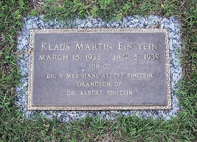 アルベルト・アインシュタインさんのインスタグラム写真 - (アルベルト・アインシュタインInstagram)「The gravestone for Albert Einstein's second grandson, Klaus Einstein, who passed away from Diphtheria in 1939, at the tender age of 5.」4月30日 22時05分 - alberteinstein