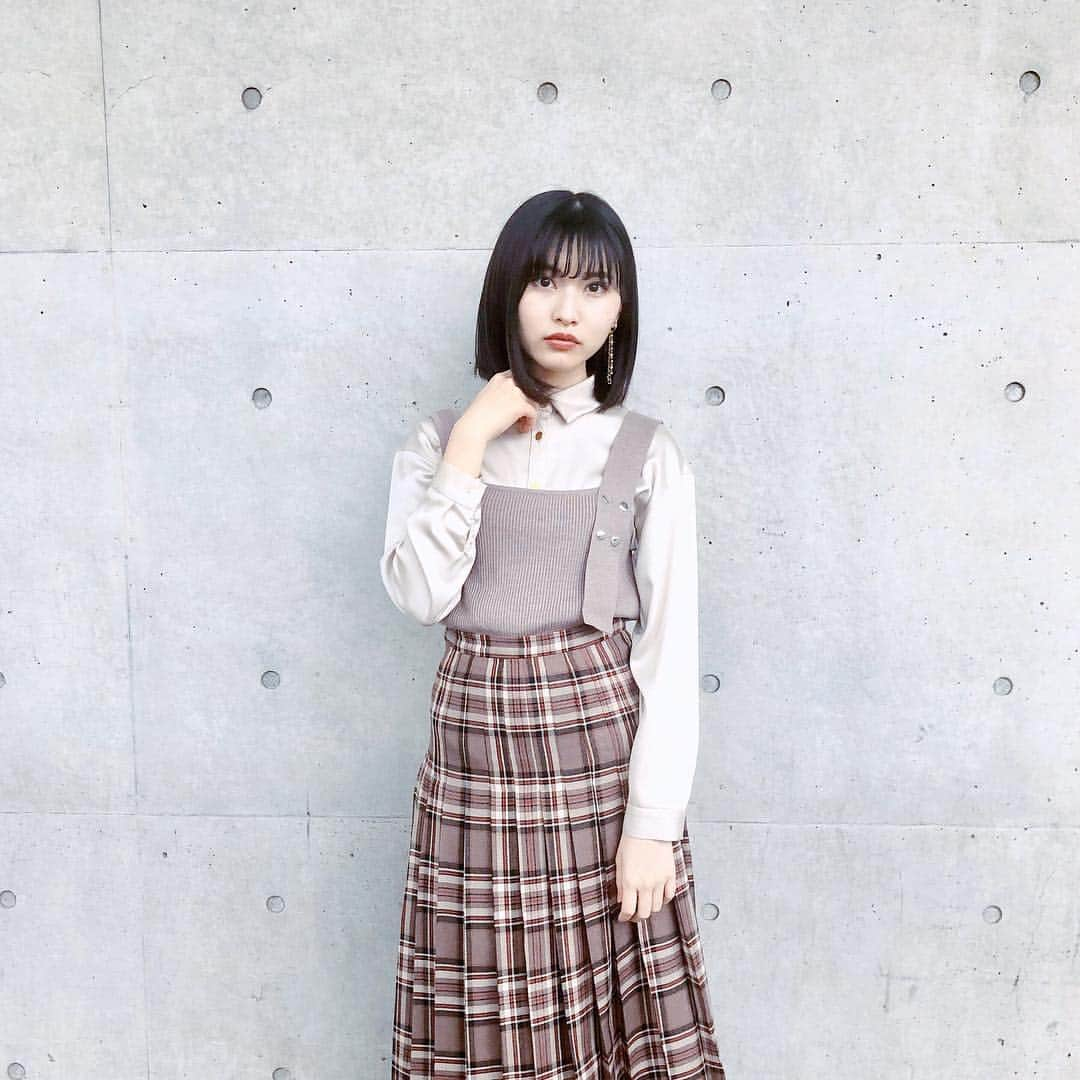 福岡聖菜さんのインスタグラム写真 - (福岡聖菜Instagram)「平成 * * 今年はブラウン系の洋服をよくみるなぁ 普段あまり着ないけど どうしてもこのスカートが欲しくて ピンクブラウンで挑戦。 図書館が似合いそう。 令和もよろしくお願いします。  blouse→ #tonal tank top→ #kastane  skirt→ #dzzit  #握手会 #ootd #ラテコーデ  #ワンショルダーニット  #ブラウン」4月30日 22時17分 - seina___ff