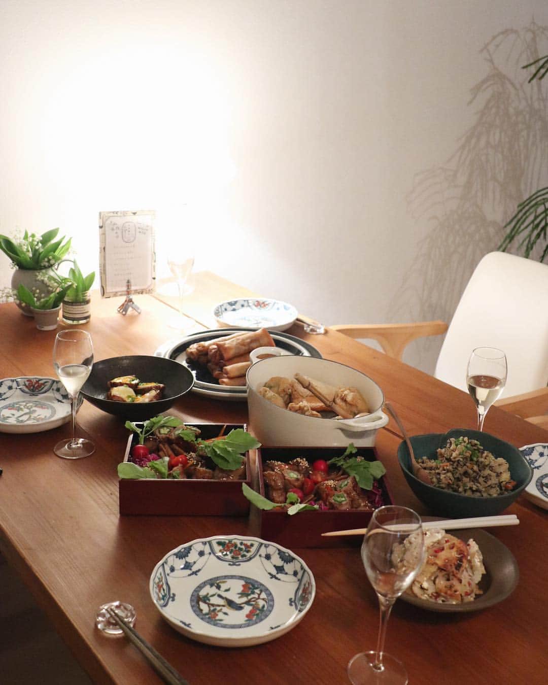 のインスタグラム：「なんだろ、この大晦日感…！﻿ つい夕飯をお重に詰めてしまった。﻿ ﻿ 石井家が大阪に来てくれてるから外食の予定だったのに、最近よく作る料理たちのオンパレードを家で食べることに。﻿ いつか平成最後の晩餐を振り返った時に、きっと懐かしくてたまらないだろうなぁ。﻿ ﻿ NEXTWEEKENDのプリンタブルでメニュー表も書き残したので、アルバムに挟んでおこう😋﻿ ﻿ こんな風に代替わりを楽しい雰囲気にしてくださった天皇陛下のご決断に、僭越ながら心から感謝…🙇‍♂️﻿ これまで本当にありがとうございました🙇‍♂️﻿ 明日から始まる令和、楽しみ。﻿ ﻿」