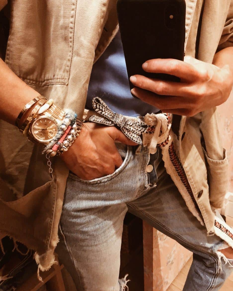 ダニジョーのインスタグラム：「It’s #armparty o’ clock ⏱✨ Tap to shop」