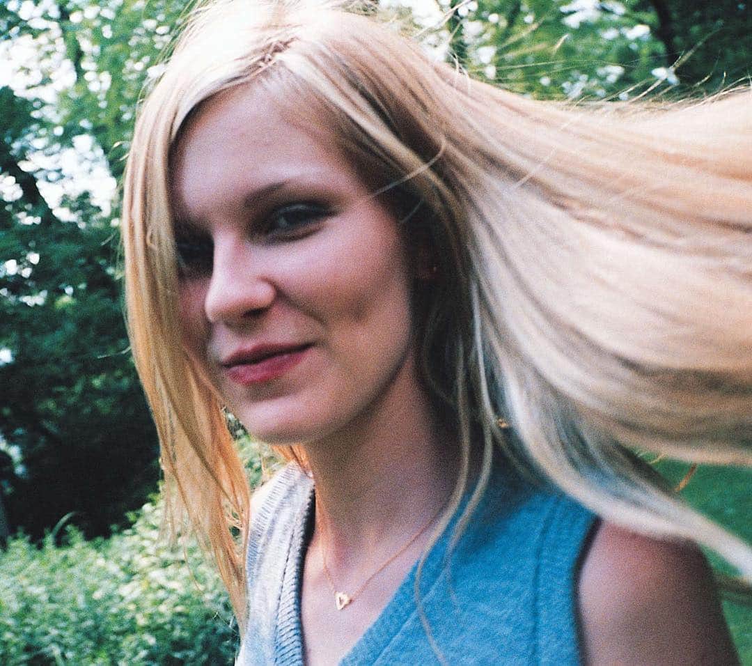 AnOther Magazineさんのインスタグラム写真 - (AnOther MagazineInstagram)「How has visual culture shaped ideas of girlhood? In a new column for anothermag.com, @dazed’s editor @clairemahealy considers overlooked moments of coming-of-age on screen. With The Virgin Suicides and Drop Dead Gorgeous, @kirstendunst came of age via two very different films that, together, revealed a new darkness in the American (teenage) dream. Read about what Dunst’s smile meant in 1999 at the link in our bio ➡️⁣⠀ ⁣⠀ 📷 is the actress as Lux Lisbon in The Virgin Suicides」4月30日 22時13分 - anothermagazine