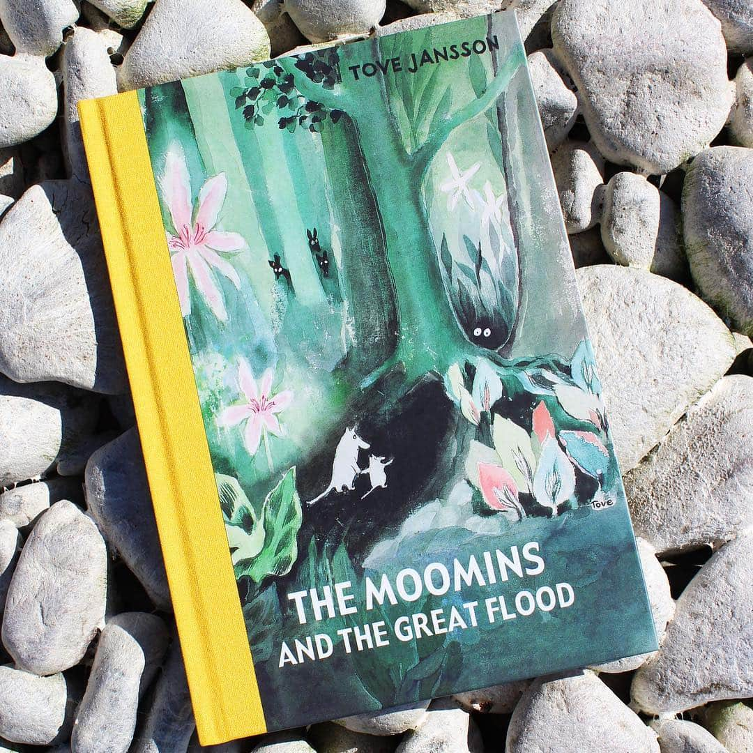 ムーミンさんのインスタグラム写真 - (ムーミンInstagram)「Hands up 🙋‍♀️🙋‍♂️: Did you know THIS about the #Moomins? ♥️😲🤩 ✨ 1️⃣. Early moomintrolls lived in people's houses, behind their tall stoves! 😲  In the first #Moomin story Moominmamma tells Moomintroll that when she was a young moomintroll they "lived together with the house-trolls in people's houses, mostly behind their tall stoves." ✨ 2️⃣. #Moominhouse resembles these tall stoves surprisingly much... 😎 "And there, in the midst of the meadow, stood a house that almost looked like a tall stove, very elegant and painted blue." What else happens in the first Moomin story, and why did #ToveJansson write it? 👉 https://moom.in/greatflood (link in bio)  #moominofficial #moominbooks」4月30日 22時13分 - moominofficial