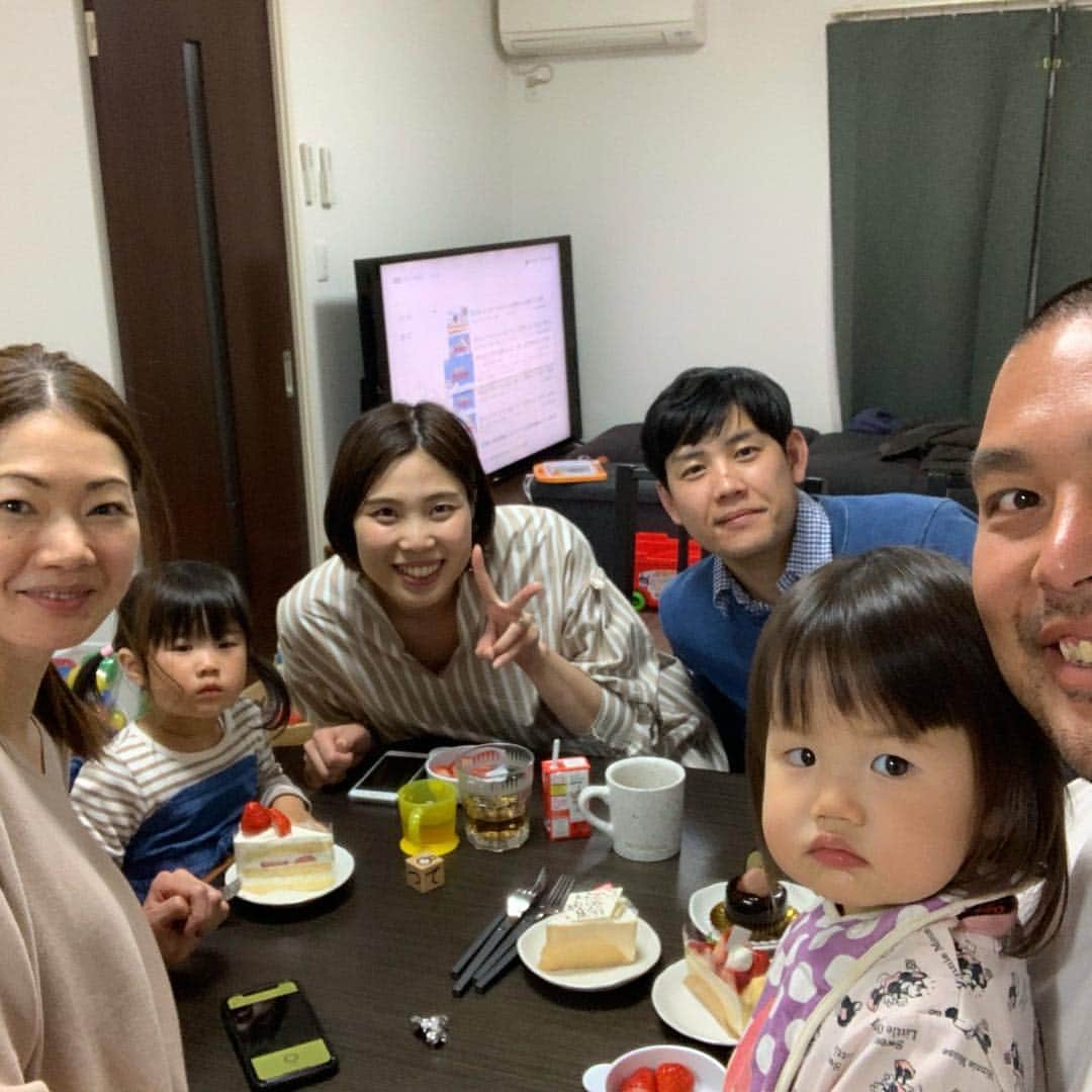 紀氏隆秀のインスタグラム：「今年の誕生日  誕生日当日は、大好きなfamilyとホームパーティー🎉 最高のメンバーとの最高のひと時‼️ 次の日は、恩師のお宅へ突撃。。。 そこでも、ケーキを用意していただき、いつも通り気を使わず我が家感覚で過ごさせてもらいました‼️ 皆さんに感謝。感謝。感謝。 の、誕生日でした‼️ #誕生日 #ホームパーティー  #恩師  #大好きな家族  #最高のひと時  #感謝 #thank you」