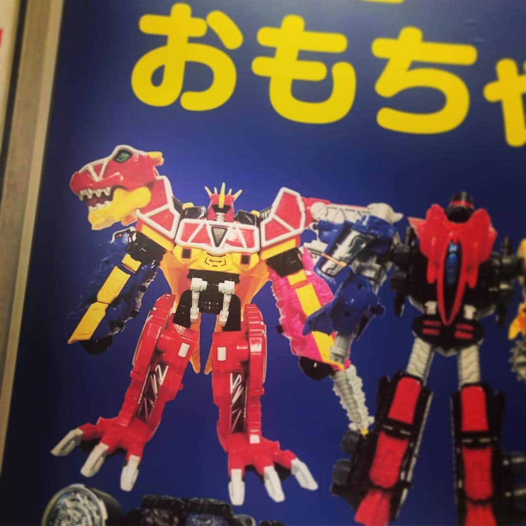 金城大和のインスタグラム：「きょうは平成 あすは令和 壁に描かれたロボットを僕は知ってる 嬉しかったので、明日もへいわで  #キョウリュウジン  #なぜまだある #売れ残りか #いつでも守る気満々ってことで」