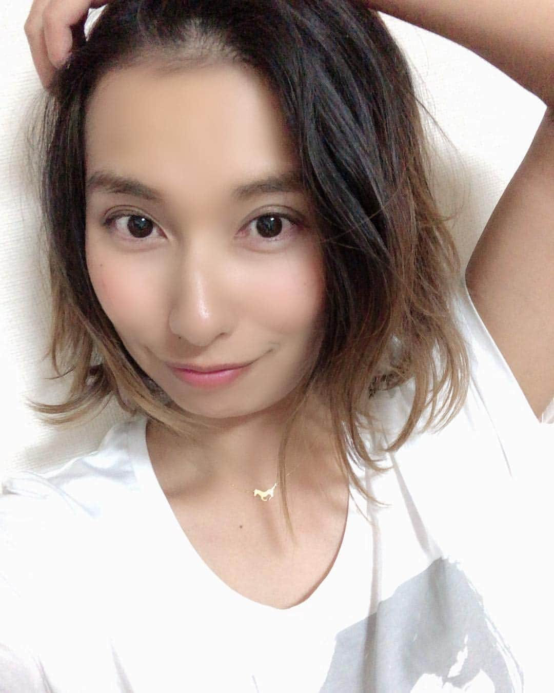 エマ中岡優姫さんのインスタグラム写真 - (エマ中岡優姫Instagram)「平成最後の日。 20代最後の日。  平成元年5月1日生まれ。 平成を振り返ると 私の人生そのもの。  いろんなことがあったけど 私の人生幸せです！  20代で子供授かることが できてよかった！ 結婚はしていませんがw 結婚は令和に持ち越しと 言うことで🤣  未婚シングルマザー というと 次はいいことあるよ！ とわけわからない慰め？を 言われるんだけど いや、私は幸せじゃしw と思う🤣 今もね、息子が私の二の腕に しがみついて寝てるの💗 え、なにこれ、 スーパーミラクル可愛い😍💕 6ヶ月でそうやって 寝ることができるのが ほんとすごい！  1日1日できる事がたくさん増えて どんどん成長していく我が子💕  息子が私をみて 微笑むだけで もう本当ぎゅーって抱きしめて 大好き💕可愛い❤️ ってなる日々  まじ幸せ💗  30代はどんな人生になるんだろ まじ楽しみ💕 三十路coming soon 🤣 #赤ちゃんのいる生活  #息子  #男の子ママ  #6ヶ月baby  #エママ  #平成最後  #20代最後  #人生謳歌  #令和  #シングルマザー  #グッバイ平成  #三十路 楽しみ💕 #30代  #誕生日  #バースデー  #gw  #emmust #親に感謝」4月30日 22時20分 - emma__yun