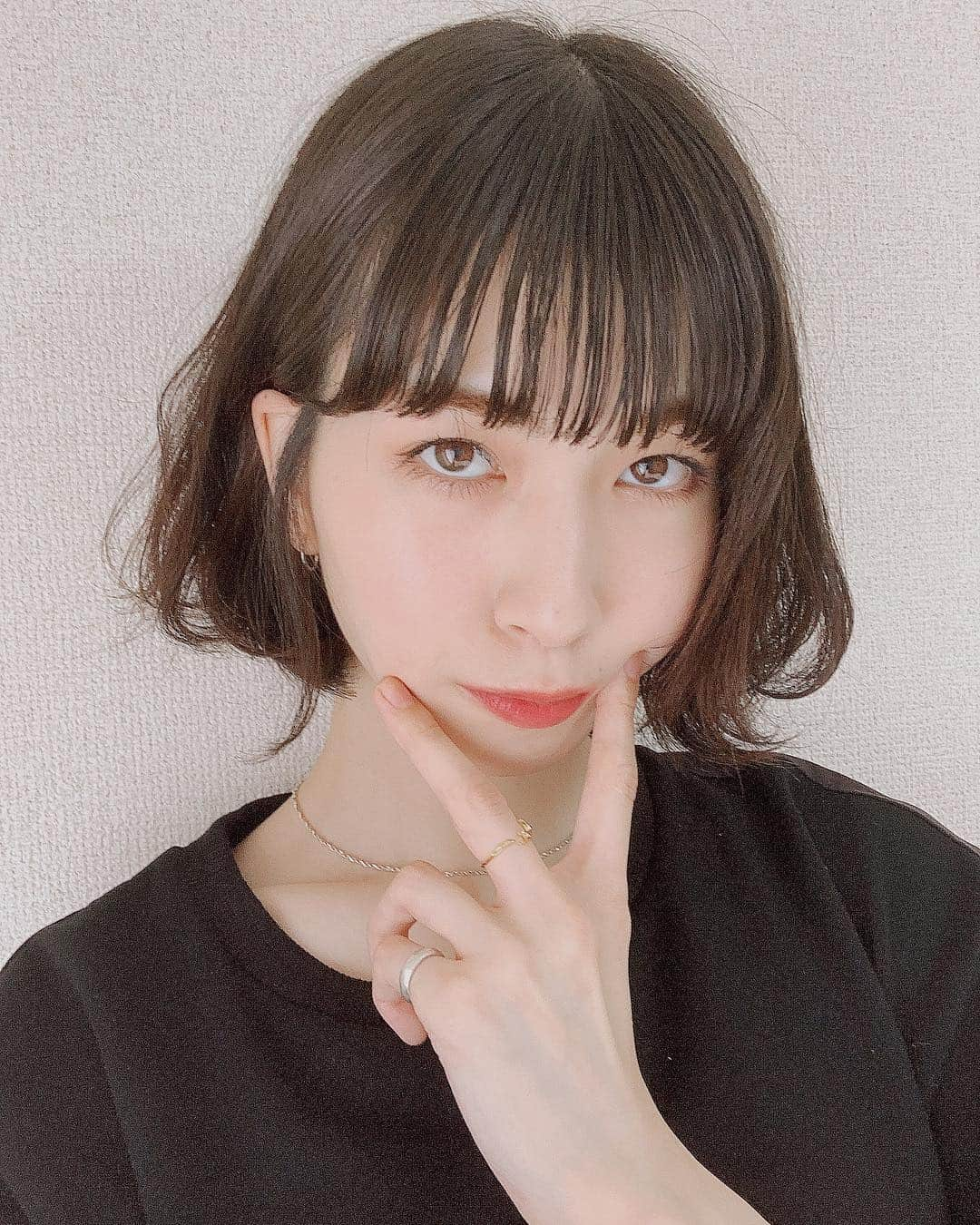 うちだゆうほさんのインスタグラム写真 - (うちだゆうほInstagram)「この時の髪の毛  上下に適当にブロッキングして、下の毛から外巻き、内巻き、を繰り返しているだけです✌︎最後に表面のバランス見てくるくるっとしてます✌︎めっちゃ雑な説明でごめんなさい✌︎ 巻きって字を見たらお腹がすきました✌︎」4月30日 22時27分 - uchidayuho