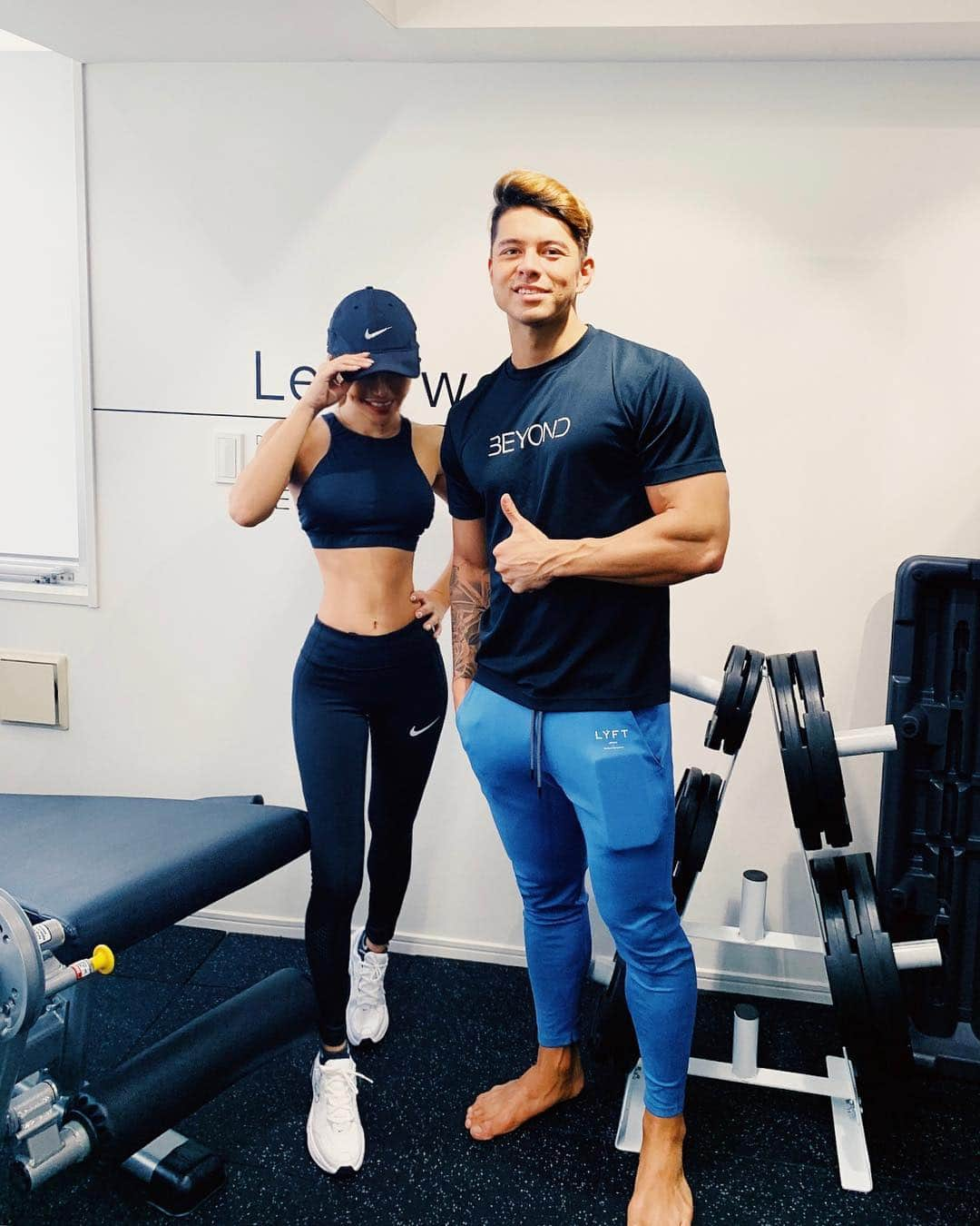 MARISさんのインスタグラム写真 - (MARISInstagram)「Workout 💪🏾Day 1 🏋️‍♀️ 💕✨ with @edward_kato_fitness_jp 😎💪🏾 @beyondgym 恵比寿店へ✨ @edward_kato_fitness_jp にパーソナルトレーニングをしてもらったよ😆💪🏾✨ トレーニングをほぼした事ないんだけど、最近お腹にもお肉がついてきて、お尻も背中も気になってきて🥺引き締めたくて、ついに通う事にしました😳👏🏾 しんどかったけど楽しかった💪🏾✨ 終わったらスッキリしてまたやりたいってすぐ思ったのすごくない？❤️Workout始めます💪🏾 エディありがとう〜😎🔥🔥🔥 @beyondgym 恵比寿店はマンツーマンだから頑張れそう💪🏾✨ 体力が全然ないから、トレーニング続けて体力つけたいんだ🔥 もうすぐ令和だね✨ またトレーニングの様子をupするね❤️ #workout #fitness #bodygoals #トレーニング #パーソナルトレーニング」4月30日 22時24分 - marristea