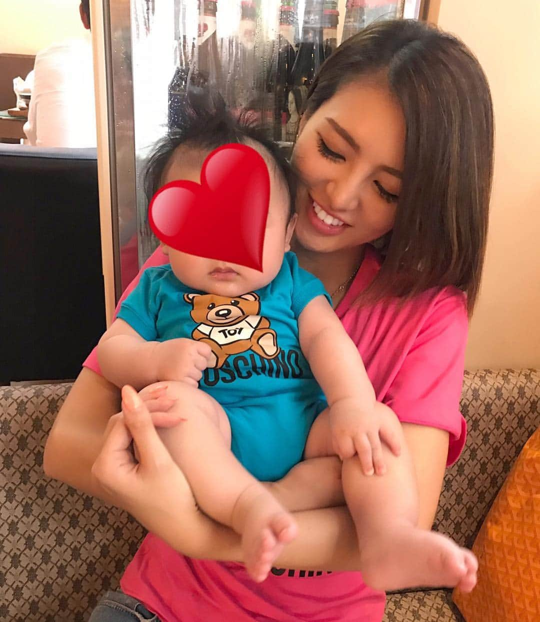 奈保さんのインスタグラム写真 - (奈保Instagram)「👩🧸＋👶🧸 . . . 平成に生まれて 平成最後に子供を出産👶 幸せいっぱいの平成、ありがとう🙏❤️ #平成最後の日#平成ロス#令和 #令和もよろしくお願いします . . #お揃い#親子コーデ#モスキーノ#モスキーノキッズ#baby#kids#mama」4月30日 22時24分 - naho.0422