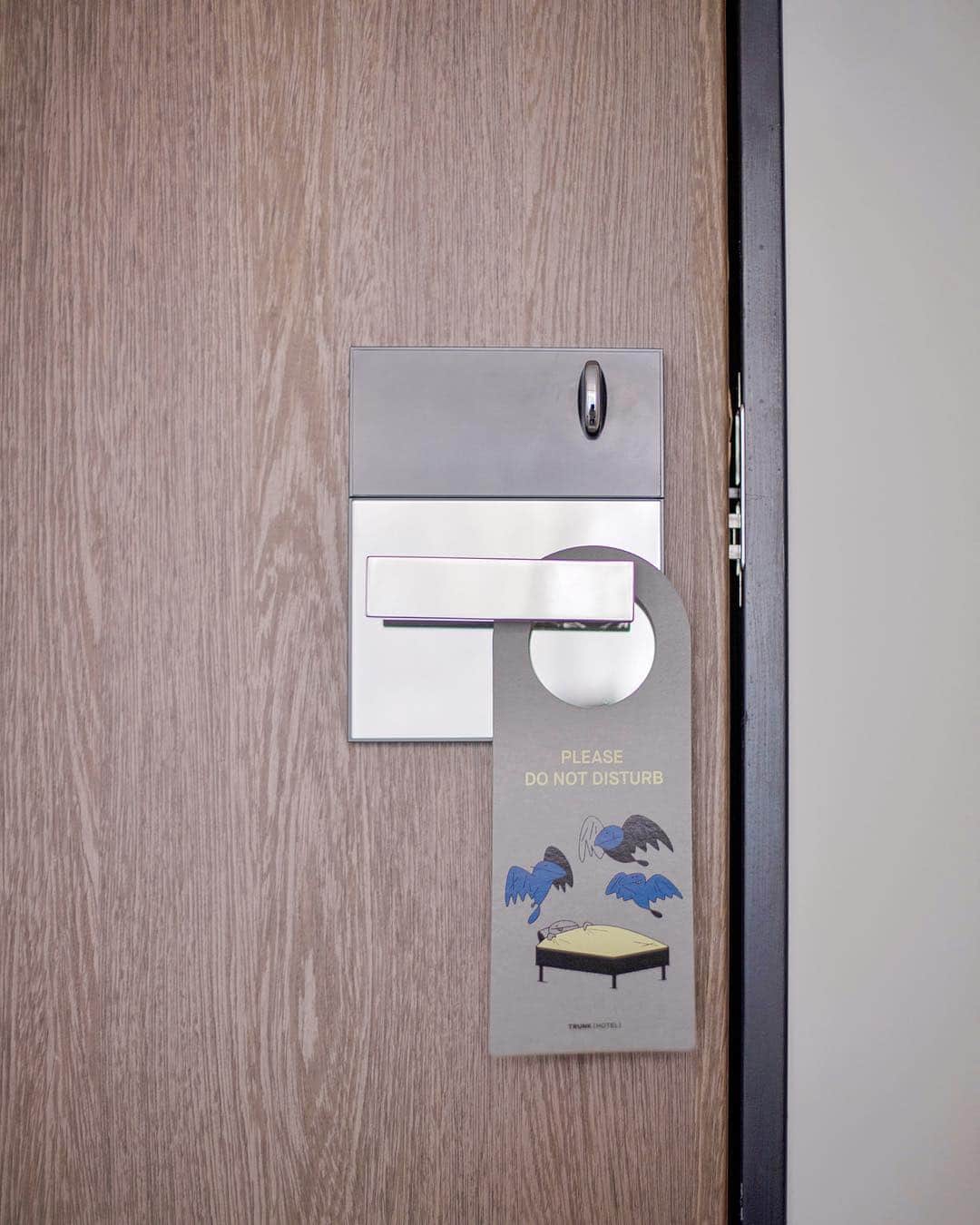 TRUNK(HOTEL)さんのインスタグラム写真 - (TRUNK(HOTEL)Instagram)「'Please Do Not Disturb' Artwork by artist Ryu Okubo @dddddragon ⠀⠀⠀⠀⠀⠀⠀⠀⠀ ⠀⠀⠀⠀⠀⠀⠀⠀⠀ #trunkhotel #boutiquehotel #ブティックホテル #art #design #graphicdesign #illustration #hotel #designhotel #shibuya #tokyo」4月30日 22時24分 - trunkhotel_catstreet