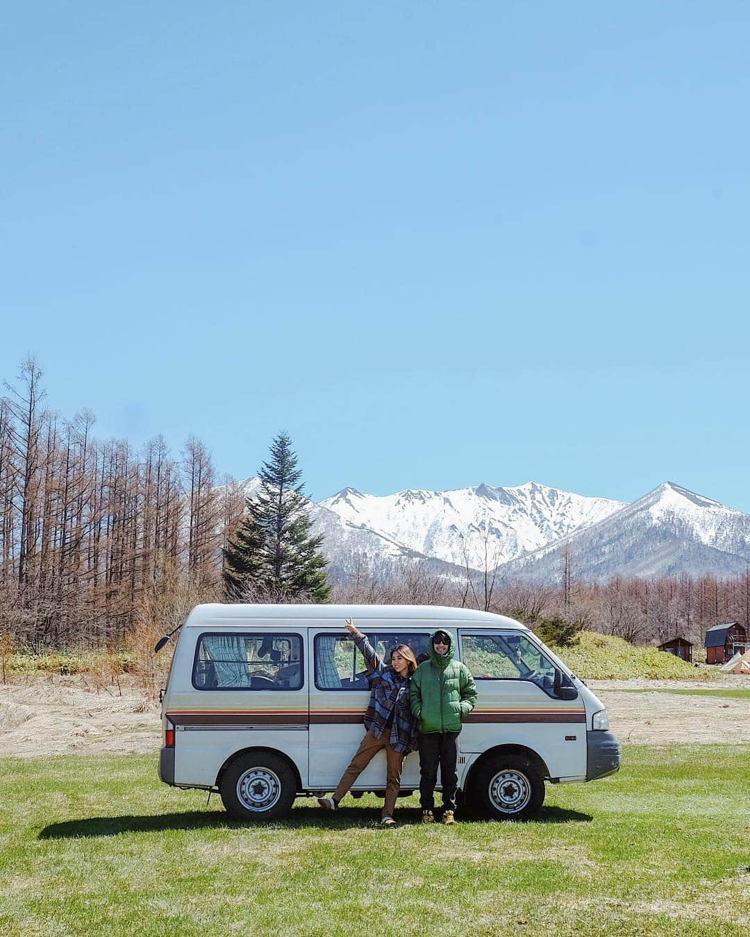 Y U R I Eさんのインスタグラム写真 - (Y U R I EInstagram)「ゴールデンウィークの北海道はまだ空いてないキャンプ場が多いけど、みんながDMで教えてくれたり、キャンプ場の人が本当はまだ空いてないけどおいで〜って言ってくれたり。優しさで包まれている🥰🍊ほっ サンシー号で北海道に行くのは前々からやってみたかったことのひとつだったけど、実際に来てみて最高すぎた😂😆！ 道は広くてまっすぐで、絶景続き！車を走らせてるだけで気分が良い🚐 それを愛車で走れる喜びったら…🥴 最高ってもう何回言っているかわからないくらい言ってる！笑 はぁ〜最高。 #explorejapan#hokkaido#vanlifediaries#vanlife#北海道#富良野#旅#国内旅行#連休#車中泊#バンライフ#サンシー号#最高かよ#YURIEの北海道旅行記」4月30日 22時25分 - yuriexx67