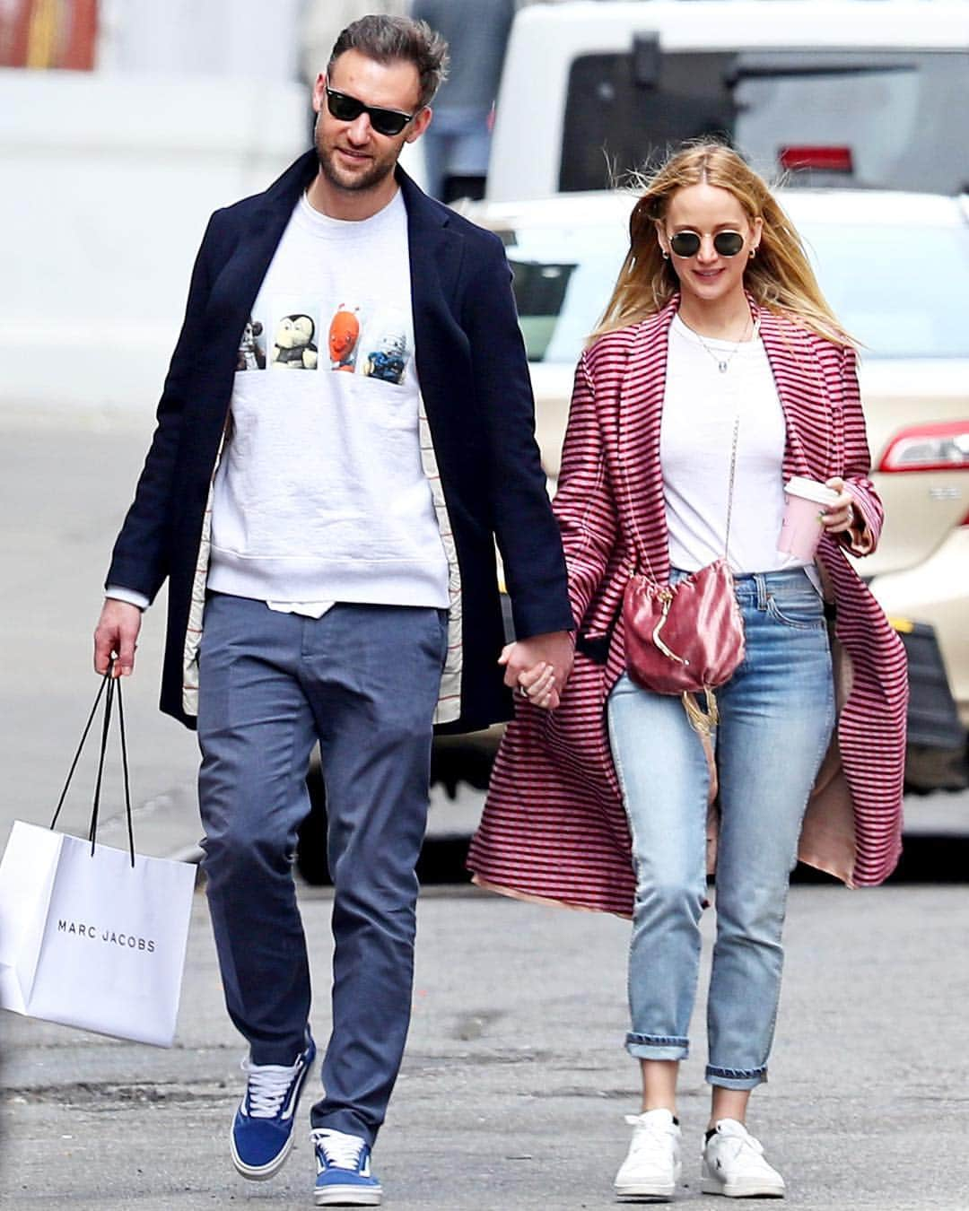 WHO WHAT WEARさんのインスタグラム写真 - (WHO WHAT WEARInstagram)「Thank you, J.Law, for finding our new go-to off-duty look. Tap the link in bio to get her chill "non-skinny jeans" outfit for yourself. photo: the image direct」5月1日 3時58分 - whowhatwear