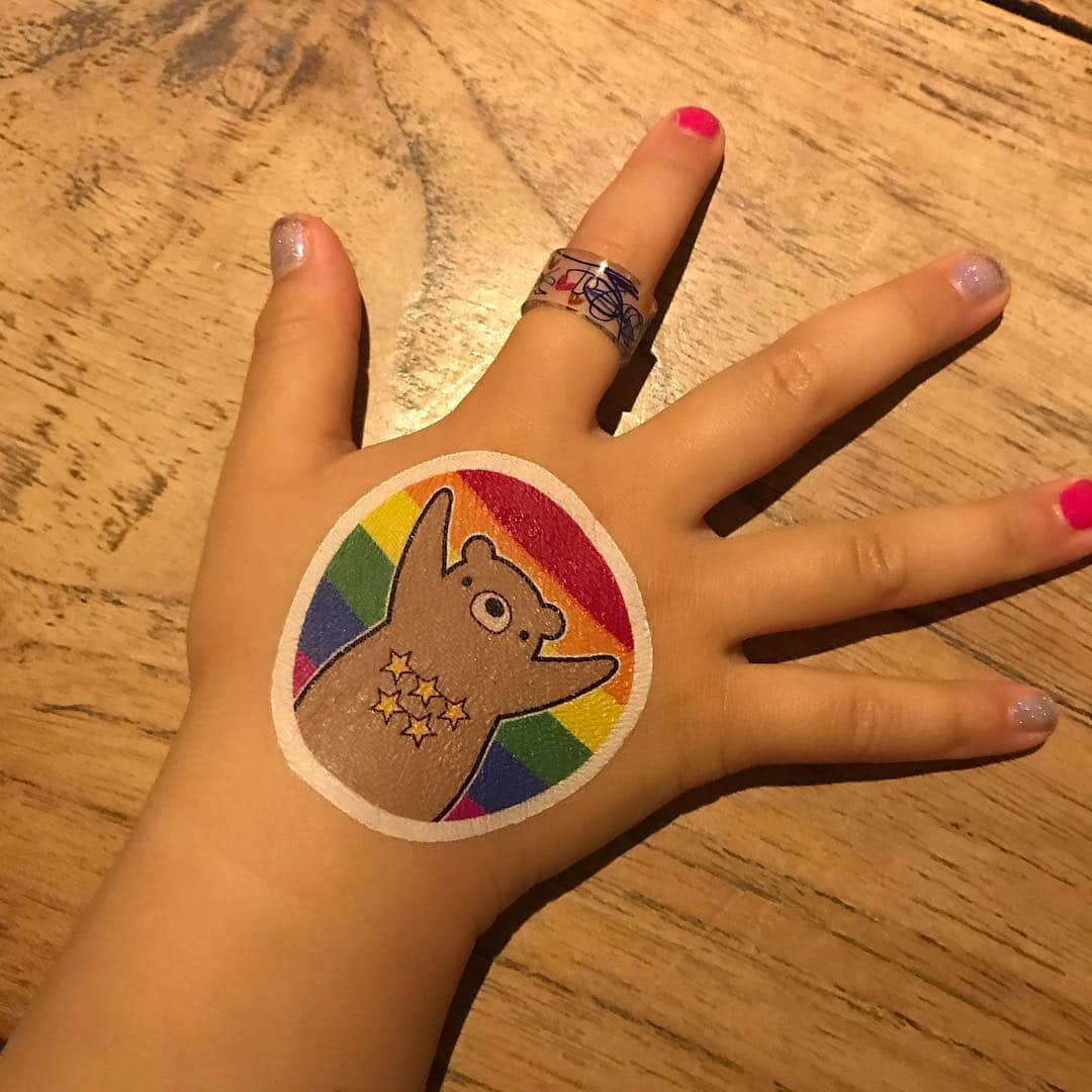 高橋ミカさんのインスタグラム写真 - (高橋ミカInstagram)「#tokyorainbowpride  私は、ゲイの友達に20代の時に出逢って人生が180度変わりました。彼ら彼女たちに逢い、いろんな経験があって今の自分がいます🌈泣きたい時、悩んでいる時そばにいてくれたのはみんなです。✨私はみんなと出会えたことで救われました！分け隔てなくいろんなことを受け止めてくれることに感謝、そしてありがとう🌟  昨日は#tokyorainbowpride に娘と行きました。娘もみんなと触れ合ってとてもとても楽しんでいました。その時に娘が作った指輪は素敵な思い出になったー❤️」4月30日 22時36分 - mikatakahashi1971