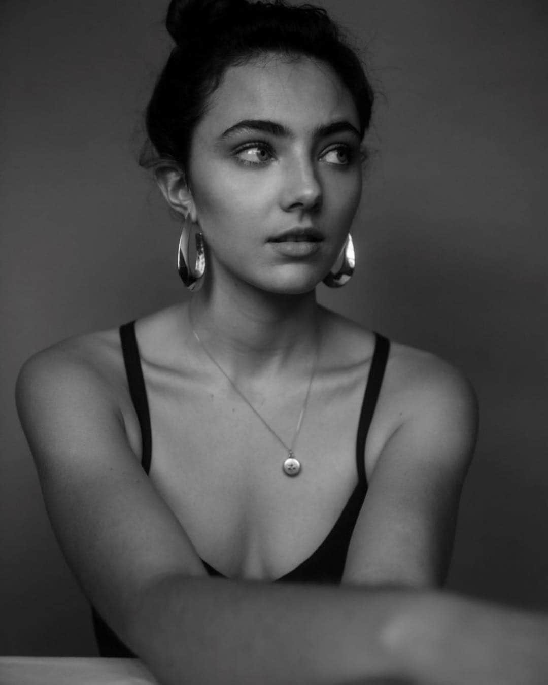 Amelia Zadroのインスタグラム：「Future, I don’t know what you look like but you feel goooood ✨」