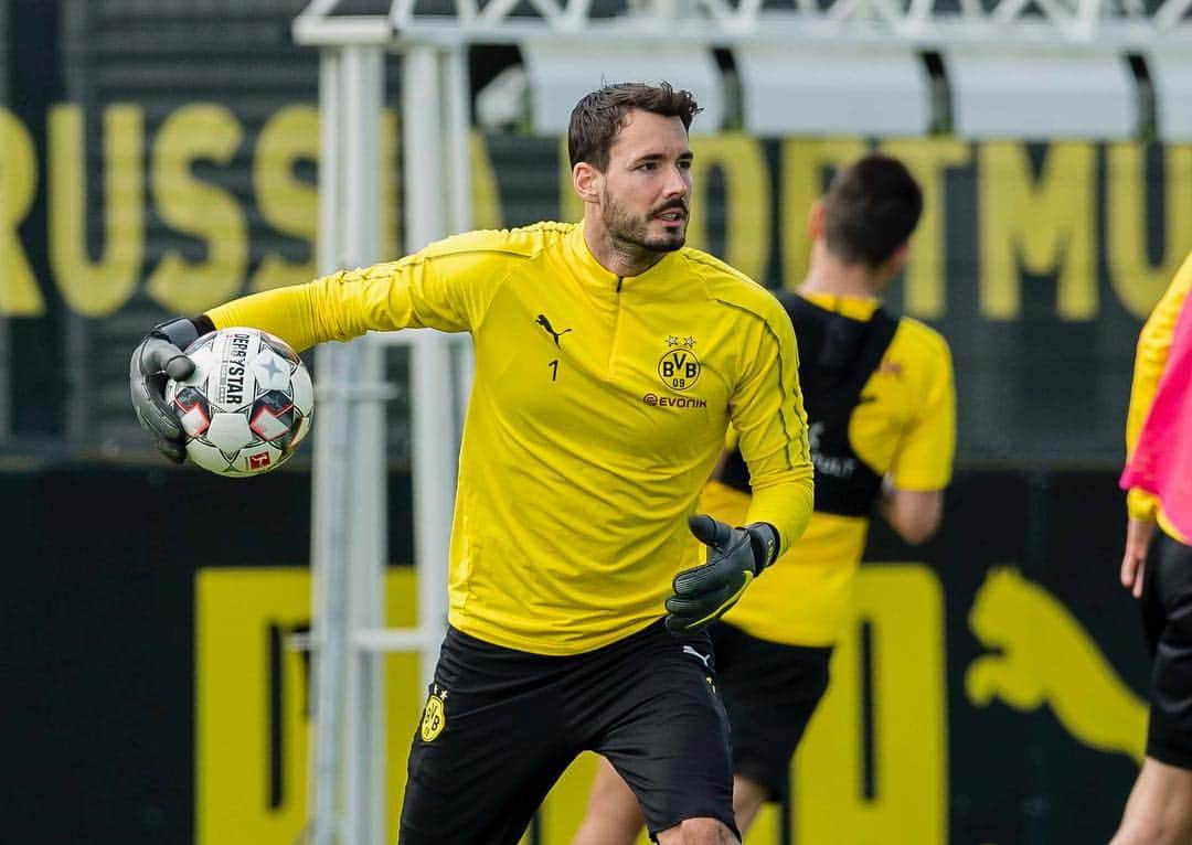 ボルシア・ドルトムントさんのインスタグラム写真 - (ボルシア・ドルトムントInstagram)「👀 Looking forward! #bvb #bvb09 #borussiadortmund #bundesliga #training #bürki #romanbürki」4月30日 22時31分 - bvb09