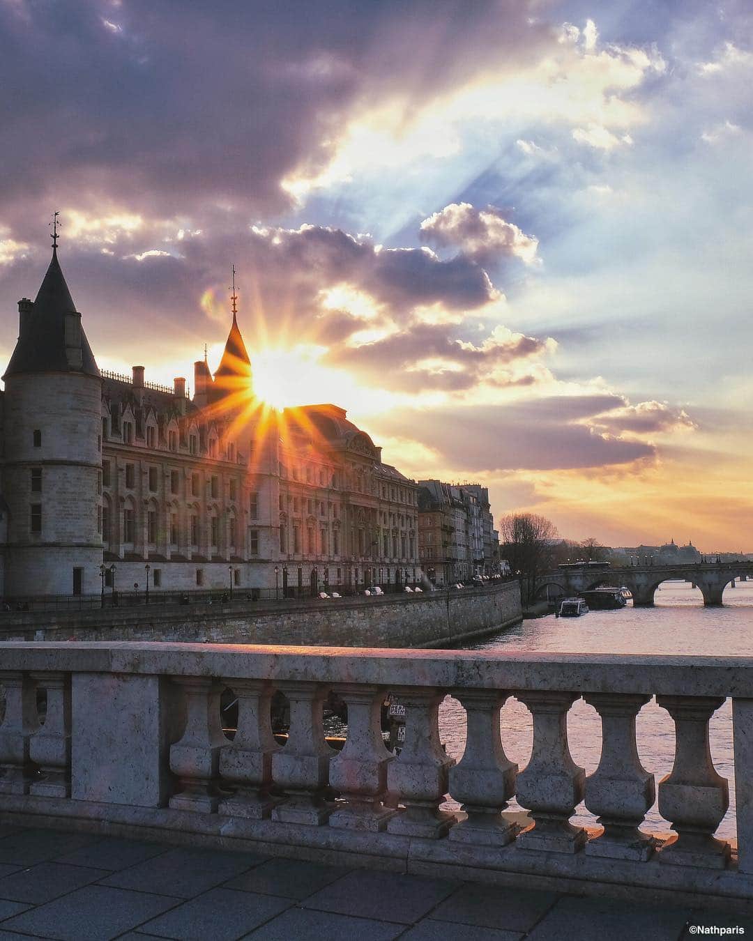 nathparisのインスタグラム：「Sunset ✨ #paris」