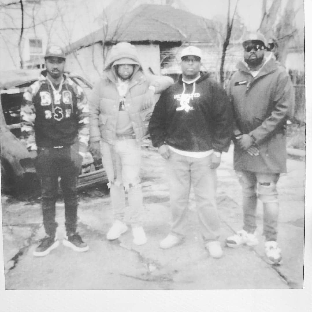 DJプレミアさんのインスタグラム写真 - (DJプレミアInstagram)「Polaroid Pic In The Hood Of Buffalo, NY With @getbenny @westsidegunn @whoisconway  Their Whole Team I Salute The Hospitality Y'all Showed Me... My New Single "HEADLINES" Droppin MAY 17th @paydayrecords 🎥Directed By JASON GOLDWATCH @goldwatch Polaroid 📸@broughamn」4月30日 22時34分 - djpremier