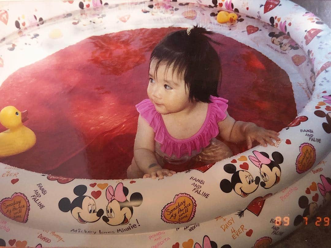 相知明日香さんのインスタグラム写真 - (相知明日香Instagram)「..🧸.. this pic was taken 30years ago, the first year of Heisei Era. I was 1year old and I lived in the United States.🇺🇸 And today is the Last day of Heisei Era...🙏🏻🇯🇵 . 平成時代的最後一天🙏🏻🇯🇵 . 写真は平成元年の夏。1歳。🌴 アメリカワシントン州で人生エンジョイしてたようです🧸🎈笑 思い返せば小さい頃から常に目標と打ち込むものがあって 希望があって夢があって行きたい場所があって。 最大限叶えてくれた両親には心から感謝をしたいです。 そして明日から始まる令和の時代では 自分を取り巻く周りの大切な皆様に少しずつでもお返しができるように 存分に音を楽しみ 存分に人生を楽しんでいきたいと思います🎻✈️ 気は伝染するものだから。 私はハッピーを伝染させるね🥳🤙🏼💜 そして叶えたい事は言葉にしてると引き寄せられるものだから‼︎ どんどん引き寄せましょう🥳🙏🏻💜 . #平成から令和へ #30年前の写真🤣 #30yearsago #TOKYO#JAPAN#Washingtonstate#America#Travel#Traveler#Violinist#Artist#music#love#happy#violin#selfie#pool#baby#相知明日香#旅するヴァイオリニスト#旅#旅行#日本#ヴァイオリン#プール#アメリカ#ワシントン州#シアトル郊外」4月30日 22時34分 - asukalohappy