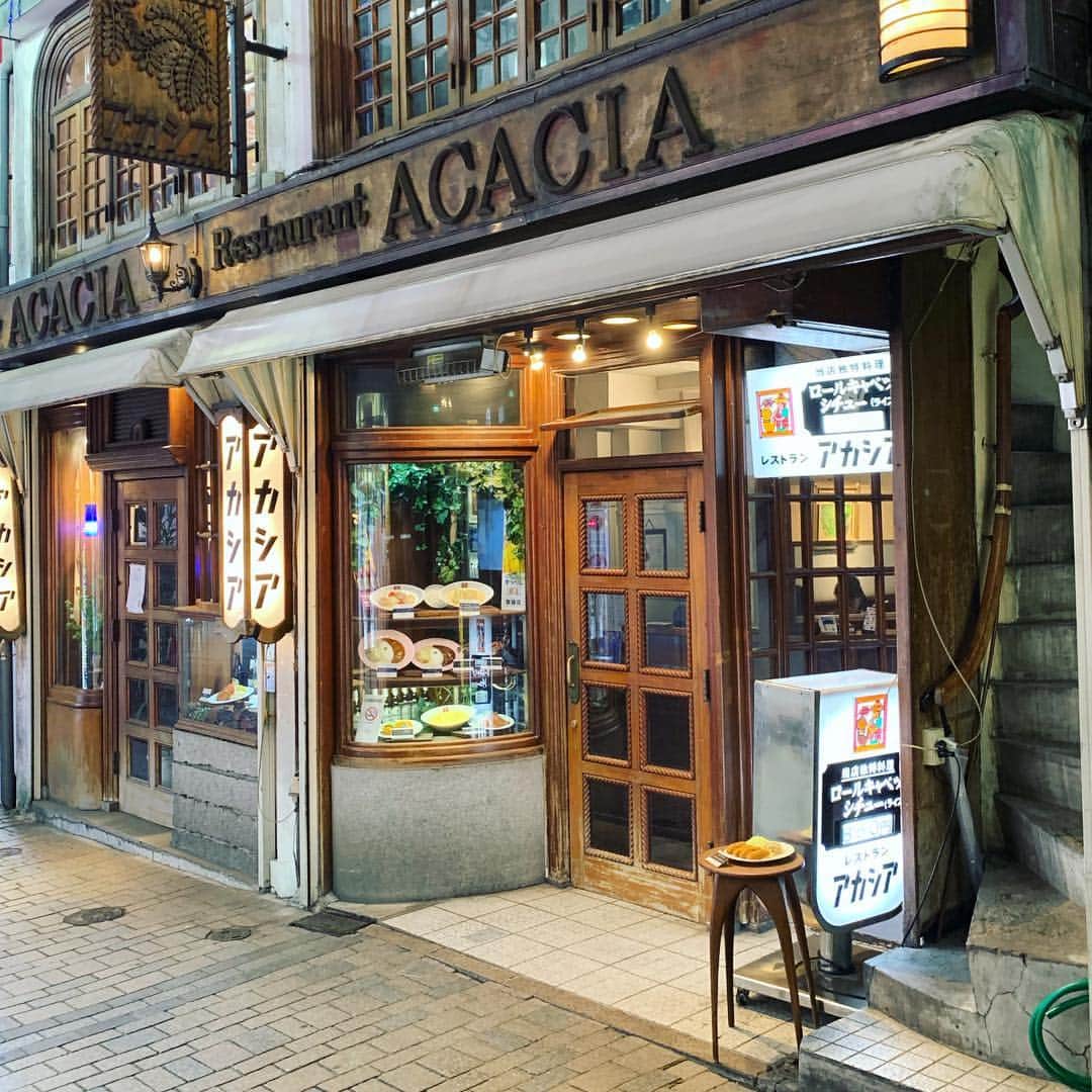 渡辺祐さんのインスタグラム写真 - (渡辺祐Instagram)「新宿「アカシア」 #昭和 #平成 のトータル60年で一番行った店のベスト10入り。今回は近年のメニューのカレキャベと #牡蠣フライ 。まだ食べられる。昭和の頃は、高校さぼって右手の階段から上がる #ジャズ喫茶 「DIG」で背伸びしてました。その後で「ピットイン（昔の）」の昼の部。制服の着替えは紀伊國屋の地下トイレ（笑）。そのままで いられると 思っていた ピットイン。」4月30日 22時38分 - task_watanabe