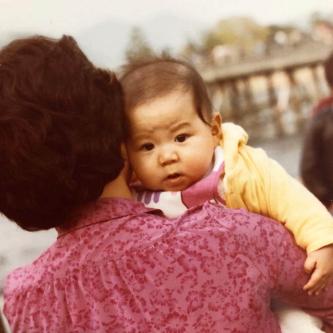 のインスタグラム：「昭和に生まれ、平成はすくすく育ち、令和もにこやかに🥳✨✨✨ #子ゴリラ🦍 #ワレイワレイハ明日令和一発目の単独ライブ👽」