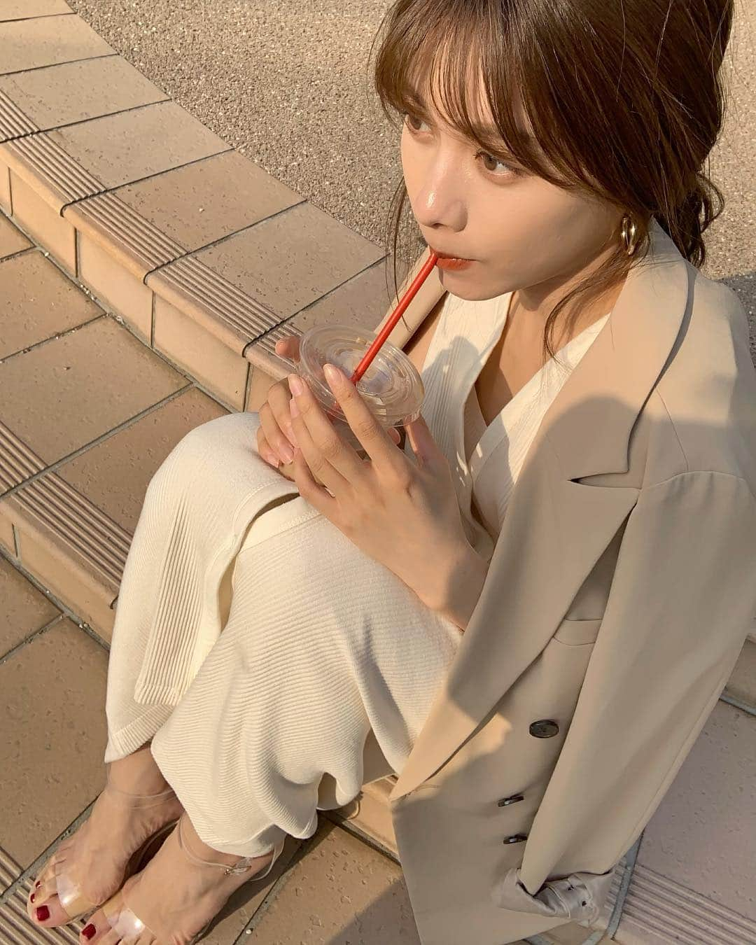 楫真梨子さんのインスタグラム写真 - (楫真梨子Instagram)「@kente_official_ のワンピースとレギンスのセットアップ🍸夏はワンピース一枚でさらっと着たいな☺️ルームウェアとしてもお出かけ用でも着れるので柔らかくて着心地抜群です🧖🏻‍♀️ ジャケットは @cielair 🏝  #KEnTe__ #cielair」4月30日 22時40分 - kajimari1226