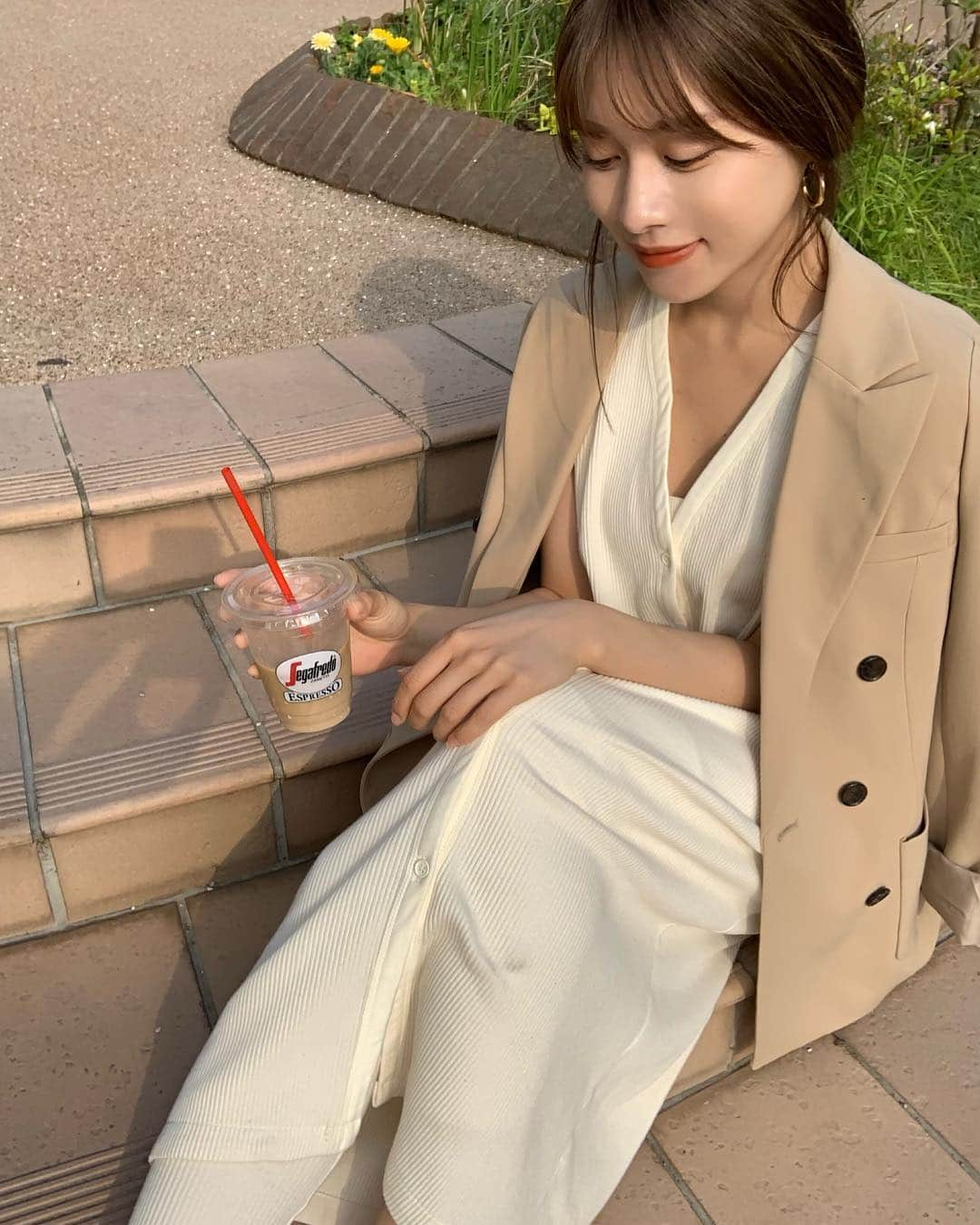 楫真梨子さんのインスタグラム写真 - (楫真梨子Instagram)「@kente_official_ のワンピースとレギンスのセットアップ🍸夏はワンピース一枚でさらっと着たいな☺️ルームウェアとしてもお出かけ用でも着れるので柔らかくて着心地抜群です🧖🏻‍♀️ ジャケットは @cielair 🏝  #KEnTe__ #cielair」4月30日 22時40分 - kajimari1226