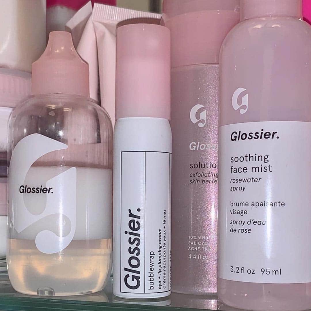 Glossierさんのインスタグラム写真 - (GlossierInstagram)「"I have long been an Anti-Eye Cream Truther and I truly think Bubblewrap* is changing that for me! The formula is very smooth and soaks in quickly. I am loving it for makeup prep the most—layering Stretch Concealer over it and noticed it creases less and has a really nice glowy finish. 👀🍥 @glossier 💞(*This product was provided to me by Glossier for use/review 😊)"—@joellehyman」4月30日 22時53分 - glossier