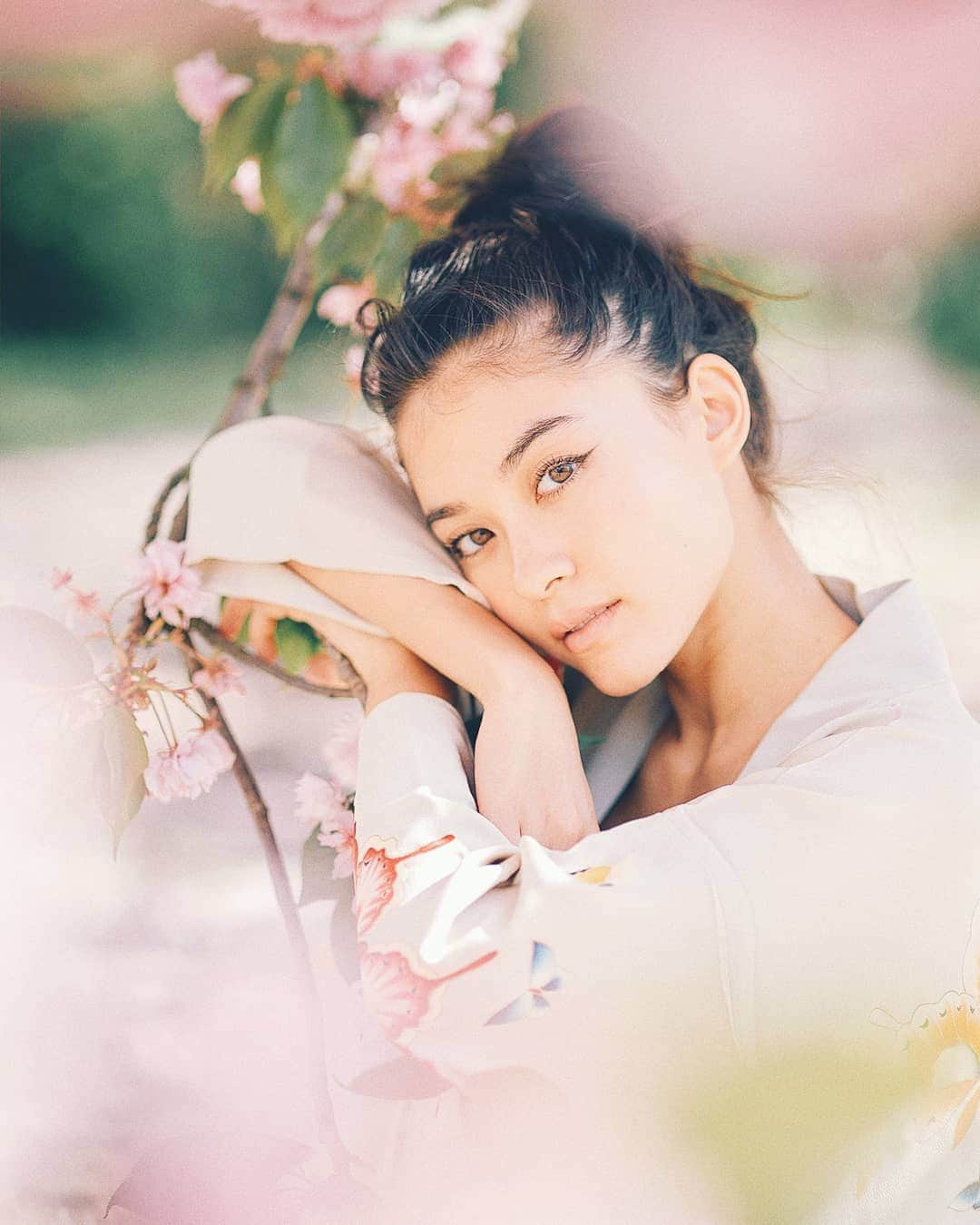 Berlin Tokyoさんのインスタグラム写真 - (Berlin TokyoInstagram)「Spring into spring - get out and take in the warm rays of the sun under the flowering trees. . . @may_sch @caico.vintage.kimono . . 📍 Kirschblütenwege, #Berlin」4月30日 22時48分 - tokio_kid