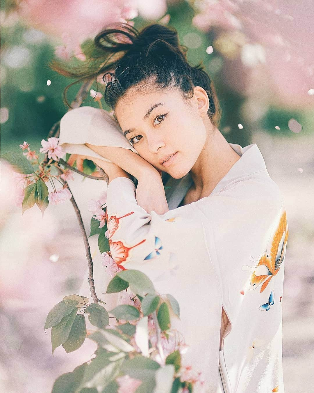 Berlin Tokyoさんのインスタグラム写真 - (Berlin TokyoInstagram)「Spring into spring - get out and take in the warm rays of the sun under the flowering trees. . . @may_sch @caico.vintage.kimono . . 📍 Kirschblütenwege, #Berlin」4月30日 22時48分 - tokio_kid