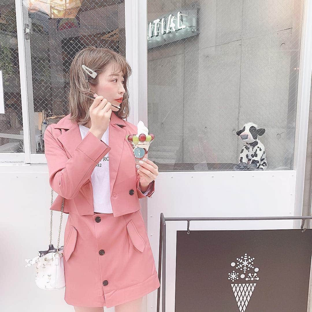 ひこ乃さんのインスタグラム写真 - (ひこ乃Instagram)「🍦さようなら平成⠀ ⠀⠀ 平成最後のスイーツ活動。 牛さんと見つめあった..🐄 明日オープンする明治神宮前にある北海道産のミルクが美味しいパフェ屋さんです🥛 @initial_omotesando  美味しそうなフルーツパフェが沢山で、 ぶどうパフェとっても美味しかった🍇 それに合わせてぶどう色なセットアップ🍇 フルーツ好きな方は是非行くべしなカフェ♡⠀ ⠀ 平成、ありがとう！とても楽しかったです！！⠀ ⠀ #平成最後の#カフェ巡り#明治神宮前カフェ#milleapic#initialomotesando」4月30日 22時48分 - hikono0909