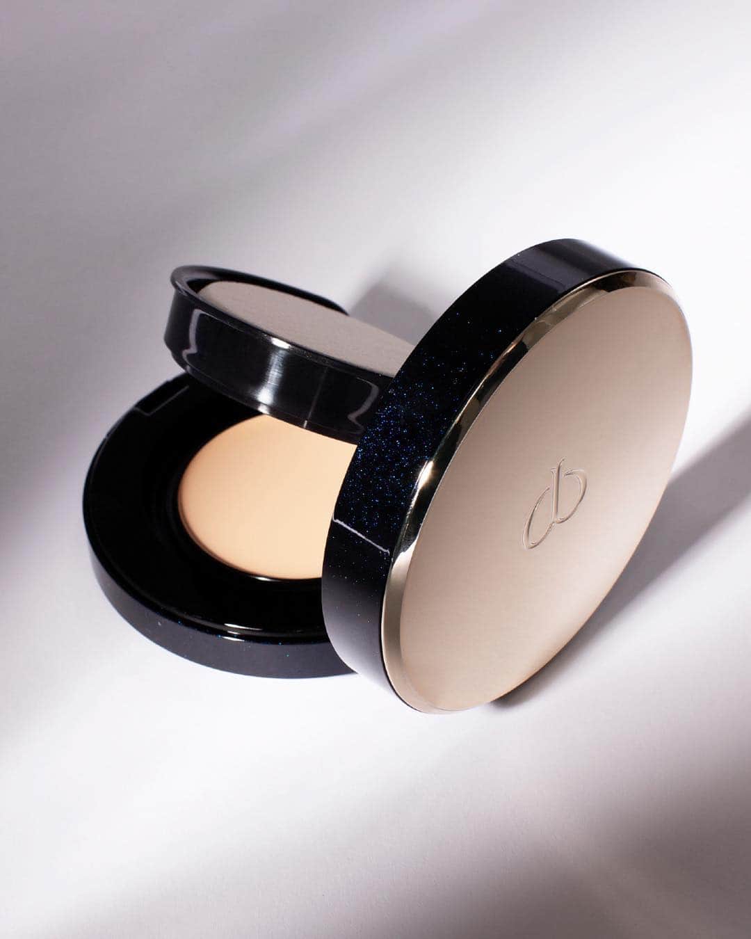 Clé de Peau Beauté Officialさんのインスタグラム写真 - (Clé de Peau Beauté OfficialInstagram)「Formulated for lightness, longevity, smoothness and oil control: #RadiantCreamToPowderFoundation provides long-lasting coverage that harmonizes with #skin.」4月30日 22時48分 - cledepeaubeaute