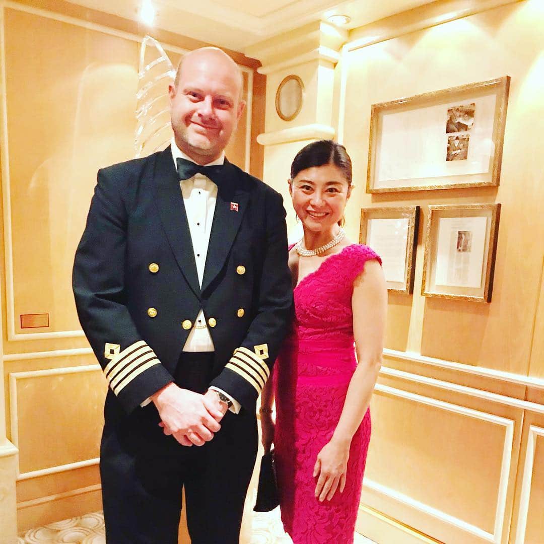 間々田佳子のインスタグラム：「平成最後はクイーンエリザベス号で顔ヨガ！船長さん大きい ‼️私が小人になれました✨💕😆 #間々田佳子 #顔ヨガ #クイーンエリザベス  #クルーズおすすめ」