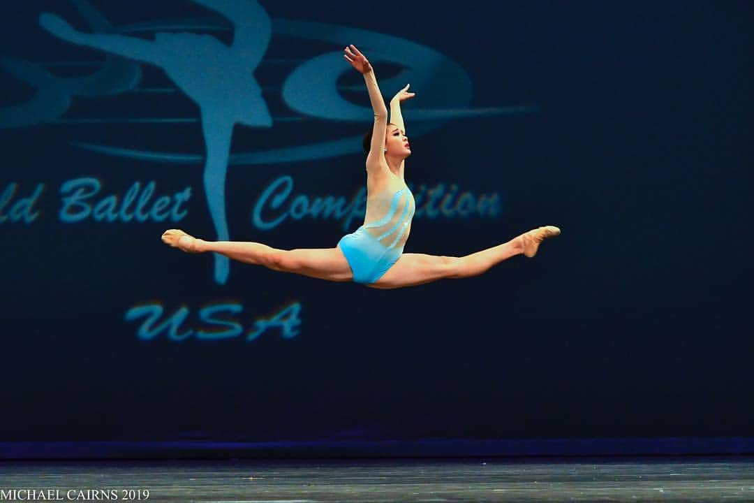 池田怜良さんのインスタグラム写真 - (池田怜良Instagram)「. Jumping into new emperor era → REIWA!! 🎌 #平成ありがとう  #grandjete #ballet #contemporarydance」4月30日 23時01分 - reira.ikeda