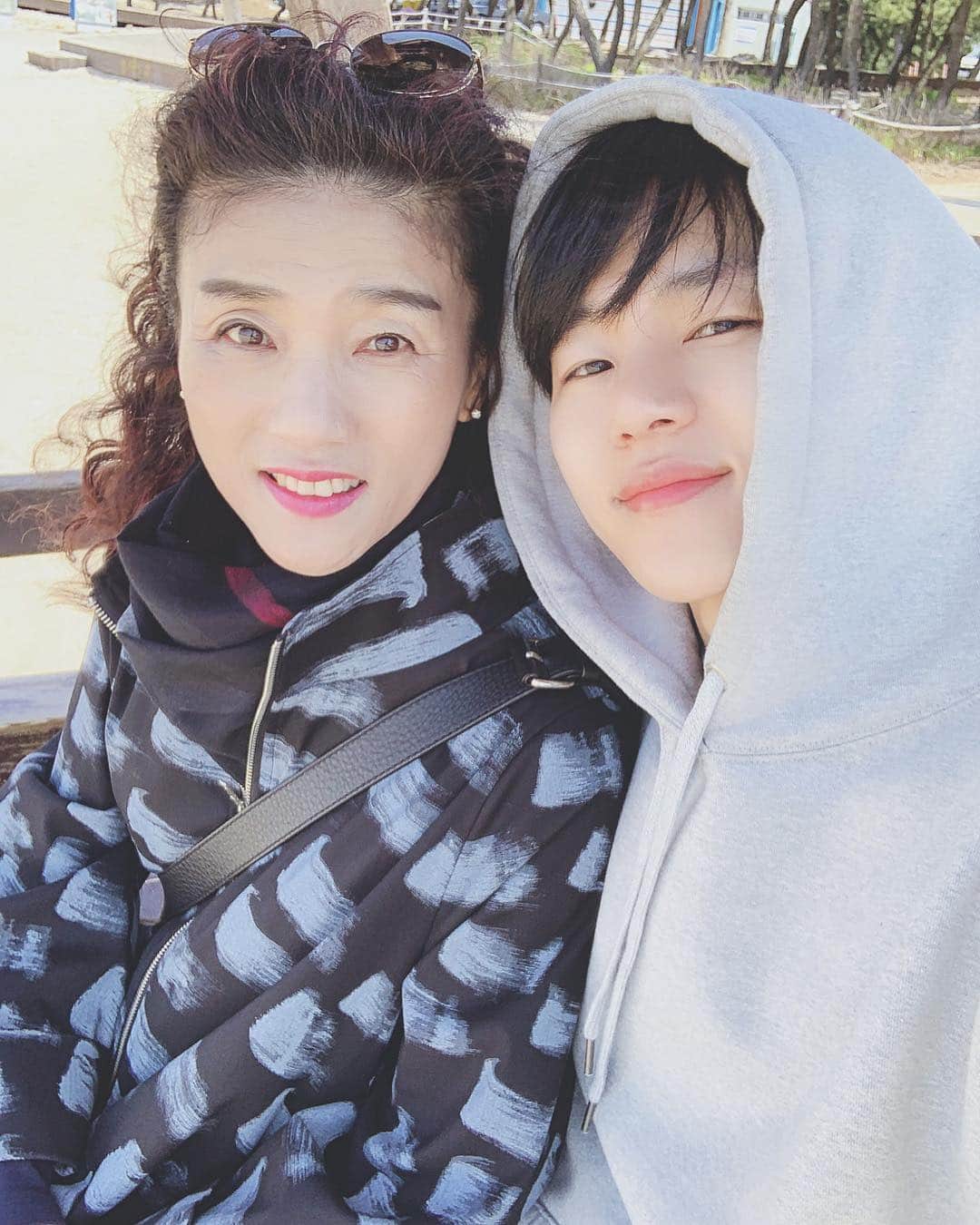 インス のインスタグラム：「바다보다 엄마가 더 이뻤던 그날」