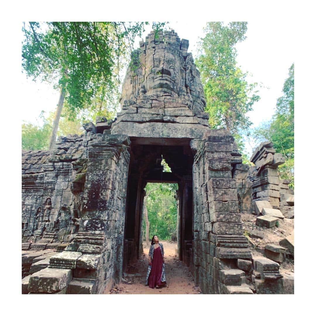 のインスタグラム：「. TA PROHM  今回訪れたお寺で、一番よい気が流れていた場所。  800年前に当時の王が母の菩提を弔うために建立した寺院 政治目的でなかったからか、 女性的で、愛に溢た空間。  お寺の参拝は肩や足を出せない、でも暑いし、階段は急勾配なので、リネンの足さばきの良いロングのワンピースに、羽織りになるカシュクールタイプのワンピースたちを着流してます。 ワンピース #mylan @keikosasaki_mylan  トップス @stylings_official @1030kei  シューズ @mbt.jiyugaoka . . 参拝は、人がいない朝早くか、夕方がオススメです。」