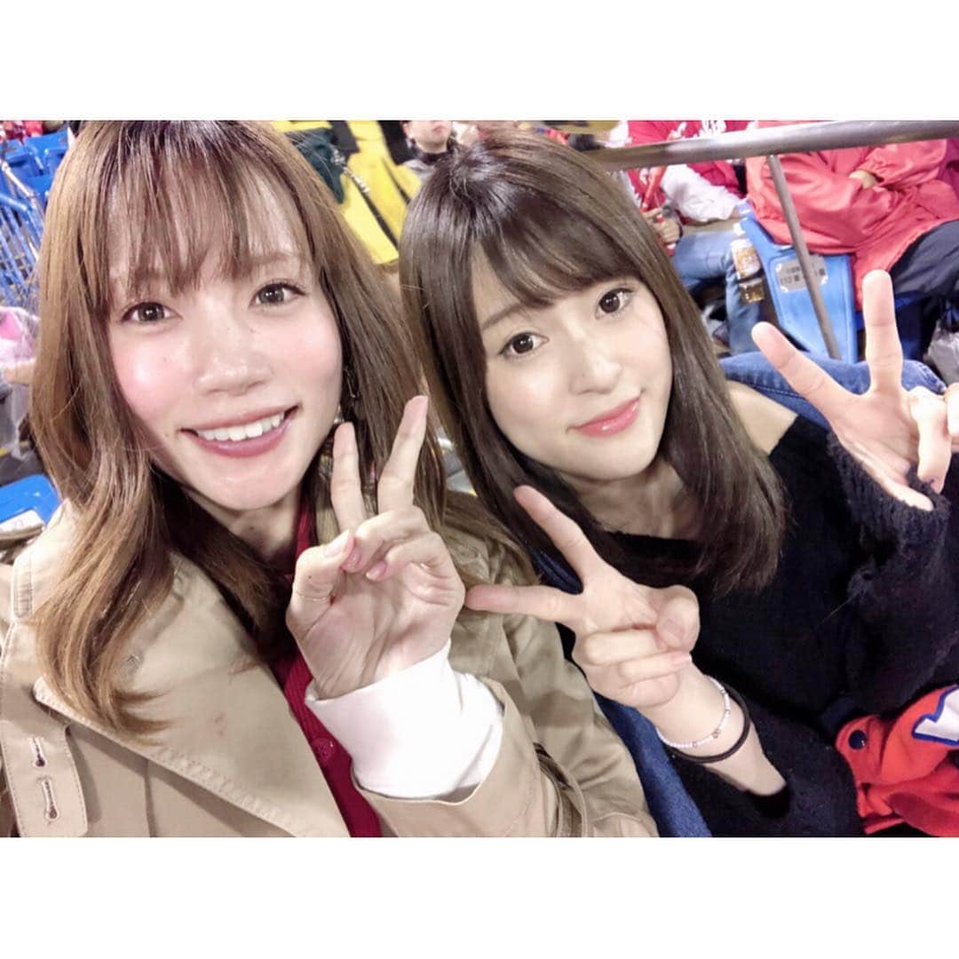 のインスタグラム：「⚾️ 平成最後のポストはあまけい @amakei19 だー❤️ 平成最後の野球観戦だった昨日⭐︎ 負けちゃったけど最後まで盛り上がったねー✨ 今日もニュースや色んな友達の投稿を見ていたらみんなが平成最後を楽しみ、来たる令和にワクワクする雰囲気にとってもハッピーな気分になったよ☺️ お仕事でも改元特需があったし、"平成最後の"ってお誘いには弱かったし、、笑 生前退位って素敵な選択なんだね🌸 ・ #平成最後の野球観戦#広島東洋カープ#明治神宮球場#streamercoffeecompany#カフェラテ#前日からハマってる#美味しいカフェラテ#球場で飲めるとは#カープ女子#あまけい#令和も宜しくお願いします#🙇‍♀️」