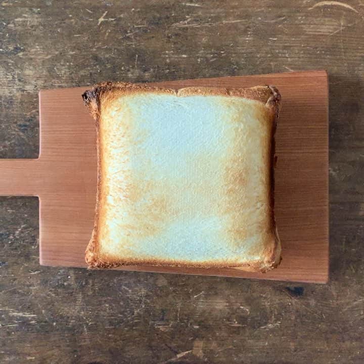 のインスタグラム：「研がねば… I gotta sharpen my knife  #yummy #homemade #healthy #sandwich #toastedsandwich #video #knife #crispy #おいしい #ホットサンド #サンドイッチ #動画 #いい音 #サクサク #グリルホットサンドメッシュ #包丁 #もりもりホットサンド #もりもりホットサンドと野菜ごろごろスープ #手作り #japanesefood #locari #マカロニメイト #フーディーテーブル #日常 #暮らし #ごはん #男飯 #料理」