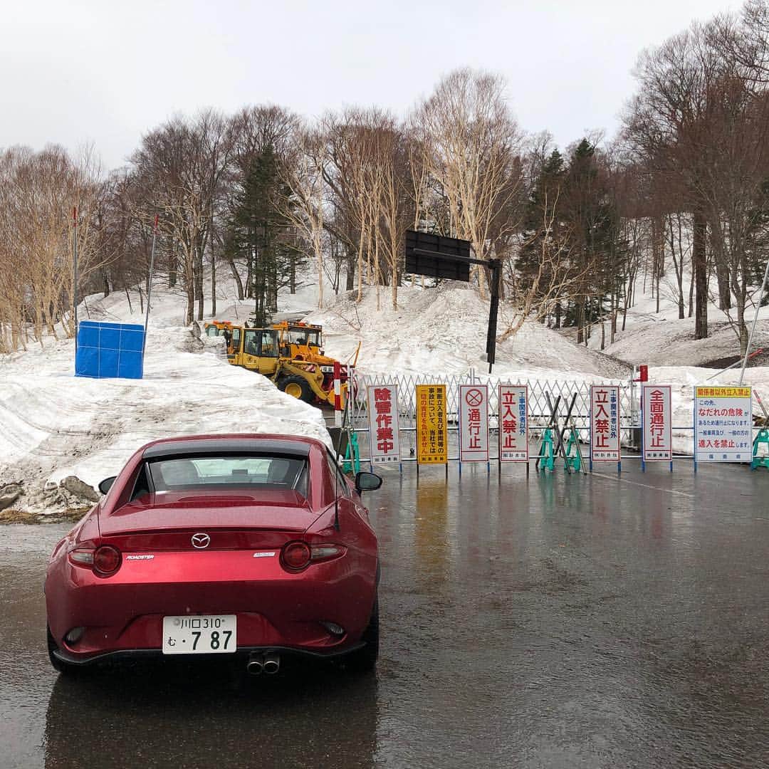 野口克也のインスタグラム：「檜枝岐から魚沼に抜けようと思ったら、まだ冬季通行止めだった…」