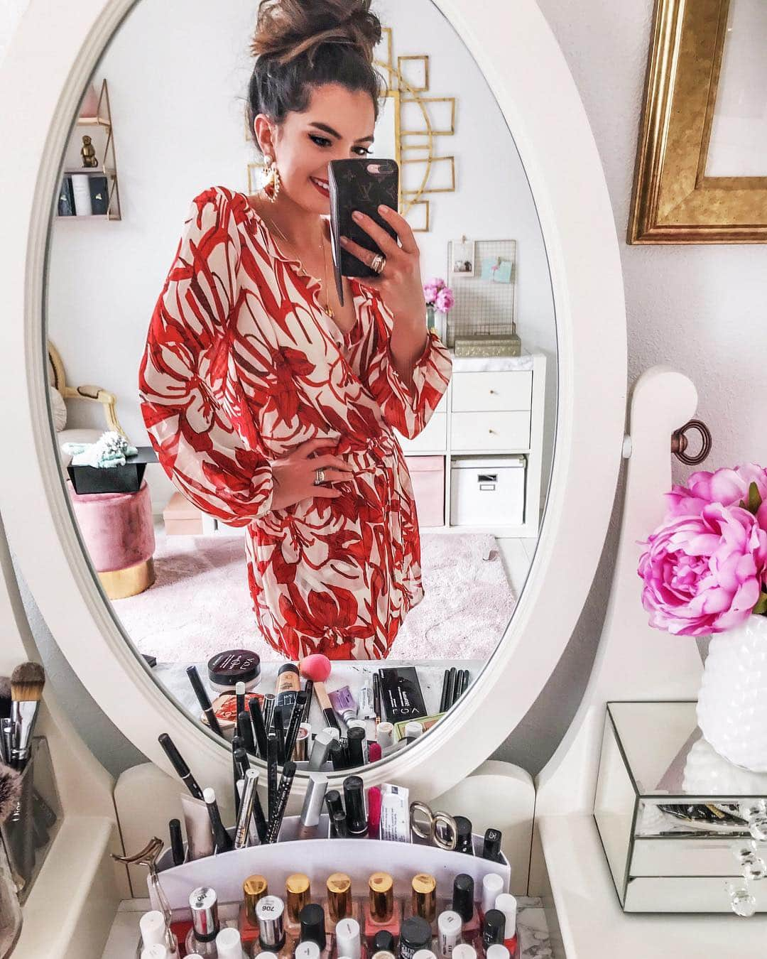 Anniさんのインスタグラム写真 - (AnniInstagram)「Messy bun + messy vanity = good combination 💃🏻❤️😎 *Anzeige //✨#struggleeveryday ——————————————————————————— • • • •  #house #wirbaueneinhaus #interior #blogger #inspiration #haus #house #americanstyle #fashionblogger #fashionblogger_de #blogger #inspo #girl #me #vanity #schminktisch #glitter #pink #gold #mywestwingstyle #ikea #makeup #depot_online #maisondumonde #liketkit #tumblr」4月30日 22時59分 - annaleacosta