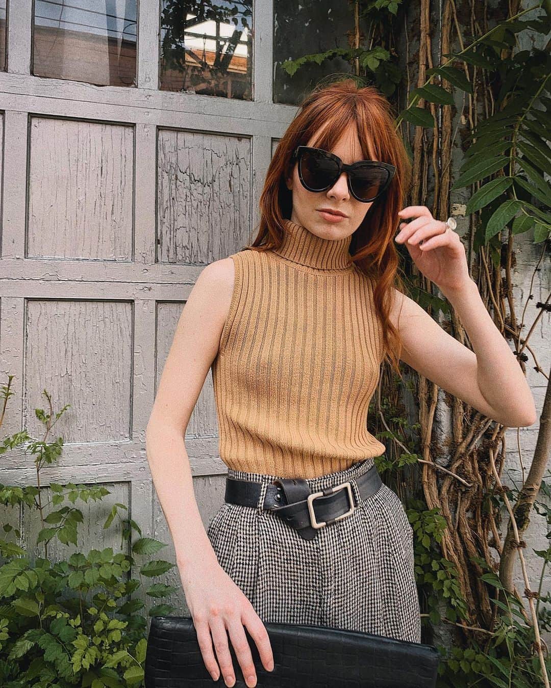 ジェーン・アルドリッジのインスタグラム：「In a sleeveless turtleneck mood 👏🎥 look at those guns 🙄」