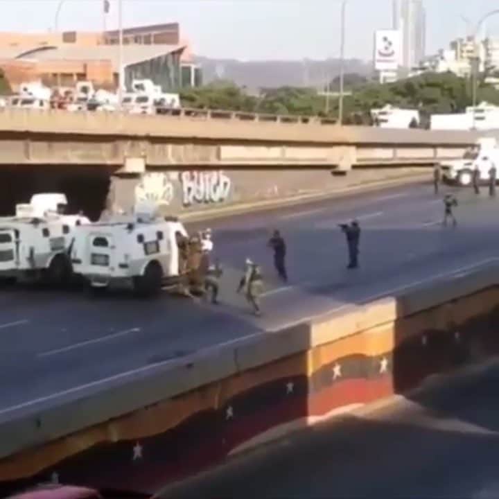 Michelle Lewinのインスタグラム：「This is HUGE... 🇻🇪🙏🏻 -The army of Venezuela are switching sides. Also they had enough: no electricity, no water, no food and innocent civilians dying every day of starvation due to greed and ocean deep pockets of the politicians... THIS is something I would never think would happen, but it’s happening right now. These winds of change are crucial. I cannot express my happiness... @jguaido #vamosbien」