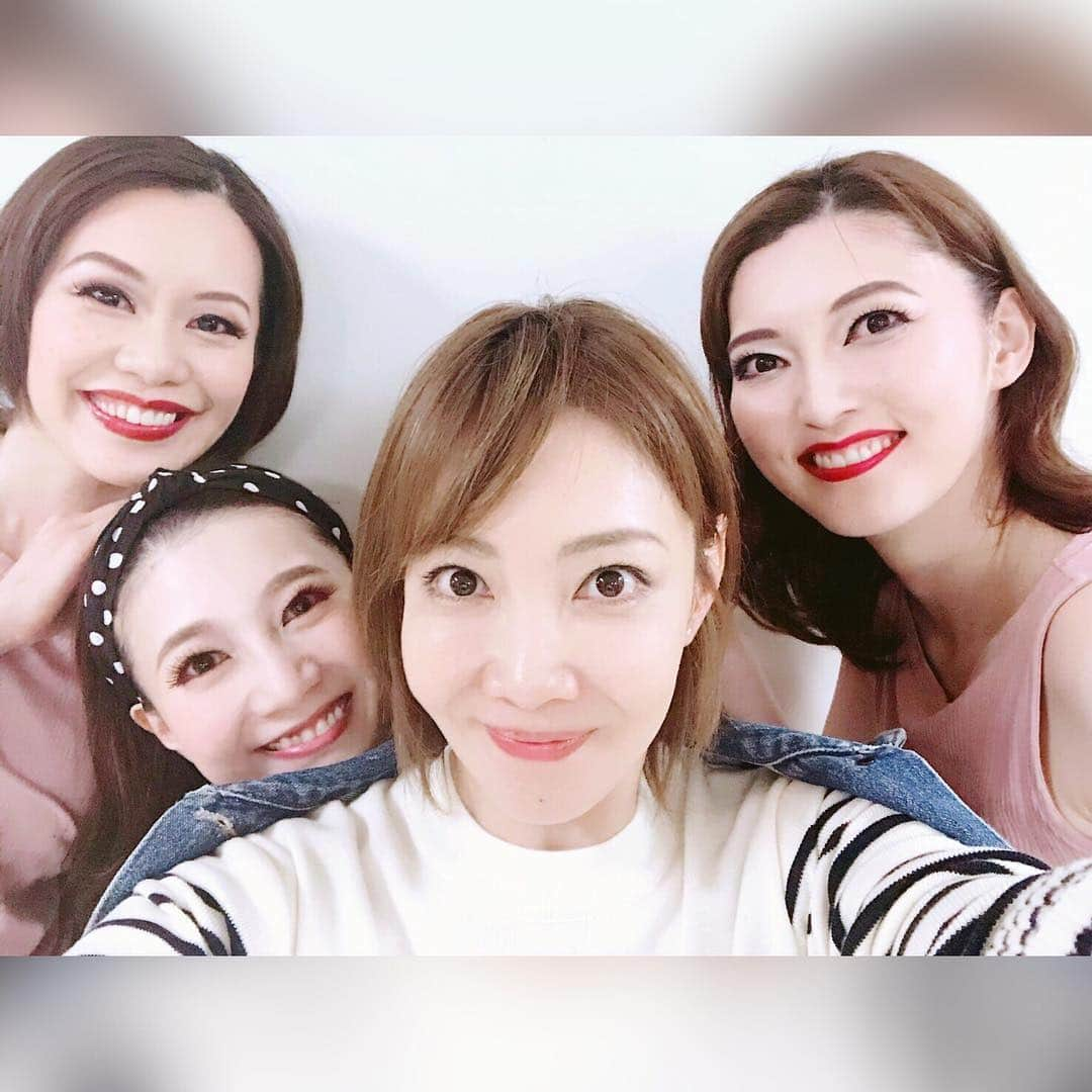 宇月颯さんのインスタグラム写真 - (宇月颯Instagram)「.﻿ .﻿ 日生劇場公演の最後にスペシャルなお客様が…✨﻿ ﻿ ちえさん🙌💕﻿ 柚希礼音さん！！！！﻿ いつお会いしてもパワフルなちえさん✨﻿ ご覧になっているのを知らなかったので、終演後にちえさんを見つけた途端、テンションあがりましたっ(笑)✨✨✨✨﻿ タカラヅカスペシャルや100周年の公演でも同じ舞台に立たせて頂いた事があり、光栄でした⭐﻿ ﻿ そして、宝塚を退団したばかりの、あち(輝生かなで)も来てくれました💖﻿ 女優のとしさんも好きです！と言ってくれてすごく嬉しかったなー(笑)﻿ あちも色んな事に挑戦して頑張っているようで…♡これからもあちを応援してます👍﻿ ﻿ という事で、無事に日生劇場公演が終わりましたとさ⋆*✩⑅◡̈⃝*﻿ ﻿ #笑う男#日生劇場﻿ #柚希礼音 さん#ちえさん﻿ #輝生かなで#あち  #宇月颯#とし」4月30日 23時03分 - hayate_uzuki_official