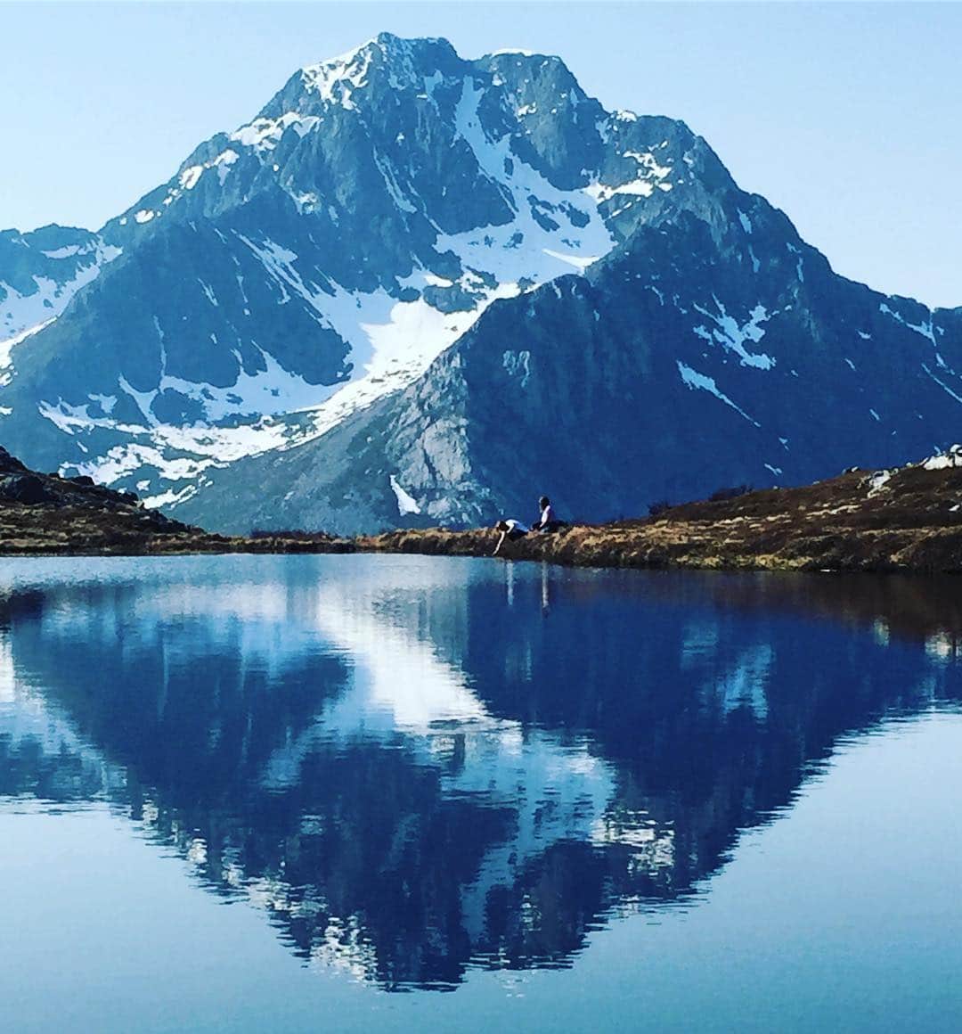 シモン・オクーのインスタグラム：「Claires comme de l’eau de roche 🏔 #Lofoten #Mirrormirror #Topmountain #Lake」