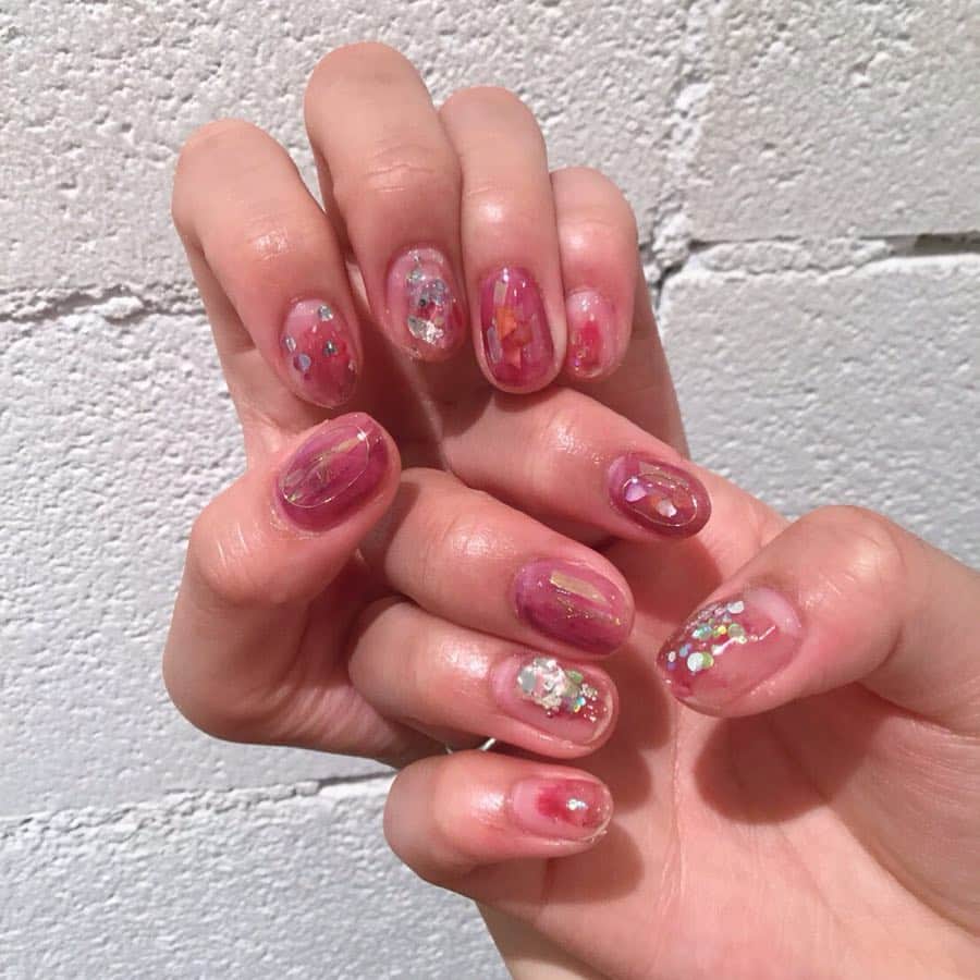 辰巳リカのインスタグラム：「爪爪爪。 赤紫っぽい🍒 こんな感じがとても好みみたい！  #nail」