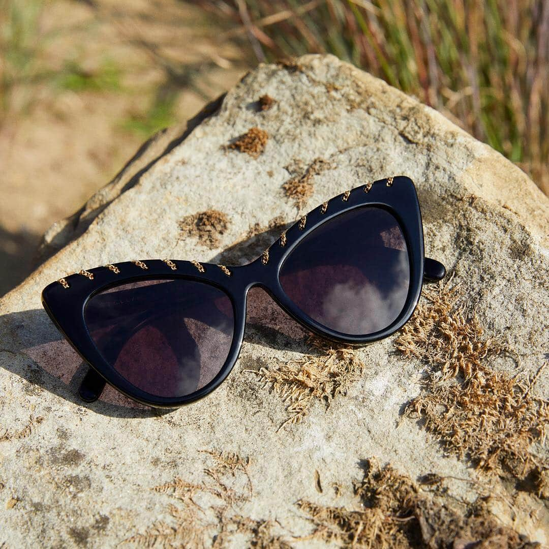 ステラ・マッカートニーさんのインスタグラム写真 - (ステラ・マッカートニーInstagram)「Modern and bold, our bio-acetate cat-eye sunglasses with metallic detailing are a flattering summer must-have. Made using biodegradable materials 🌱⁣ ⁣ #StellaMcCartney #StellaEyewear」4月30日 23時07分 - stellamccartney