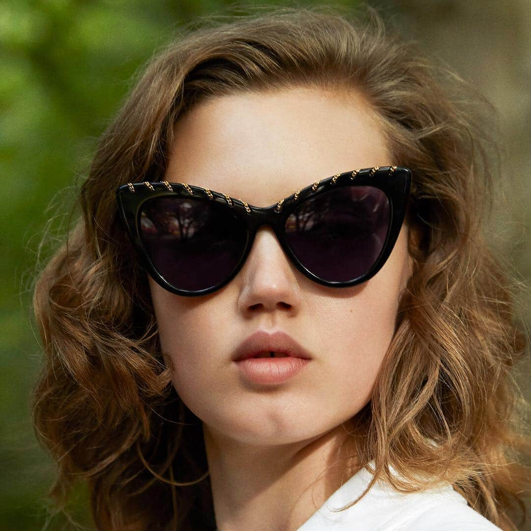 ステラ・マッカートニーさんのインスタグラム写真 - (ステラ・マッカートニーInstagram)「Modern and bold, our bio-acetate cat-eye sunglasses with metallic detailing are a flattering summer must-have. Made using biodegradable materials 🌱⁣ ⁣ #StellaMcCartney #StellaEyewear」4月30日 23時07分 - stellamccartney